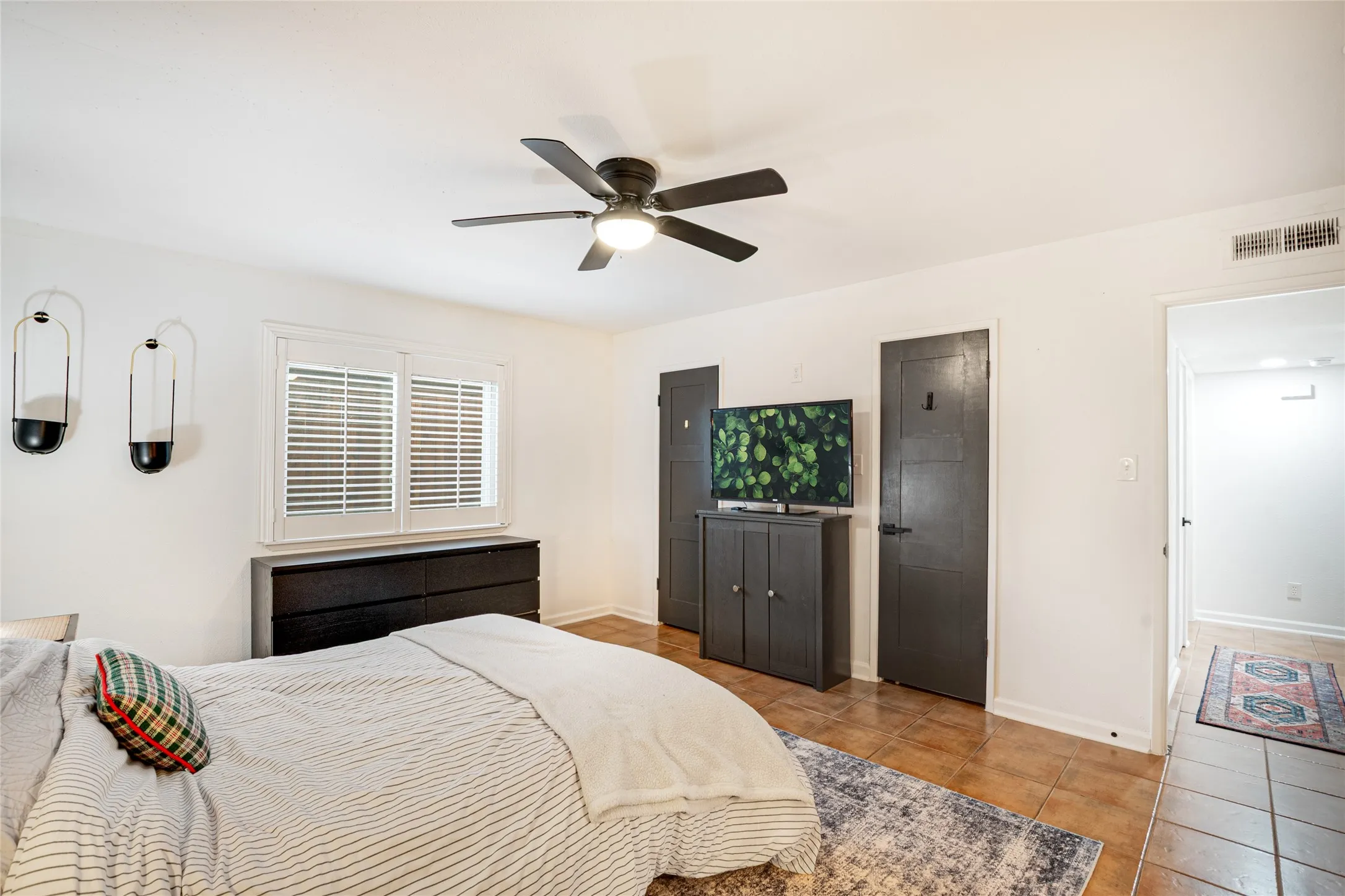Single Family Residence For Sale in Denton County , 4513 Hale Street, The Colony, Texas 75056, 3 Bedroom, 2 Bathroom, 2 Garage spaces, 1,720 Sqft, built in 1982, mls#21394738, Real Estate Agent in The Colony, Homes For Sale in Denton county, Homes For Sale in The Colony, Realtor in The Colony Texas, Real Estate Brokerage Independent Realty Texas, Luminita Cordes Realtor