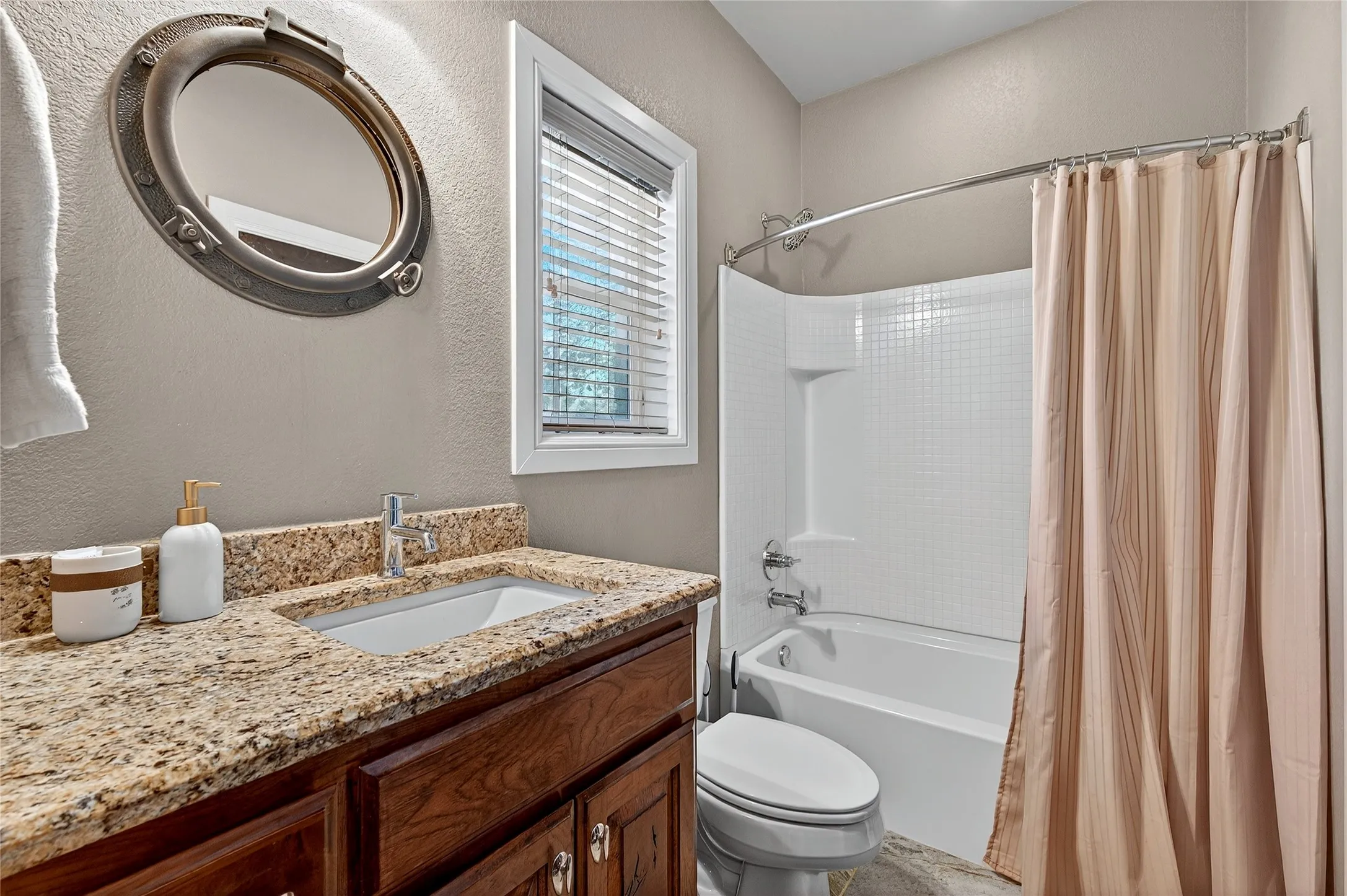 Single Family Residence For Sale in Grayson County , 315 Homesite Road, Pottsboro, Texas 75076, 4 Bedroom, 4 Bathroom, 4 Garage spaces, 2,585 Sqft, built in 2014, mls#21395903, Real Estate Agent in Pottsboro, Homes For Sale in Grayson county, Homes For Sale in Pottsboro, Realtor in Pottsboro Texas, Real Estate Brokerage Independent Realty Texas, Luminita Cordes Realtor