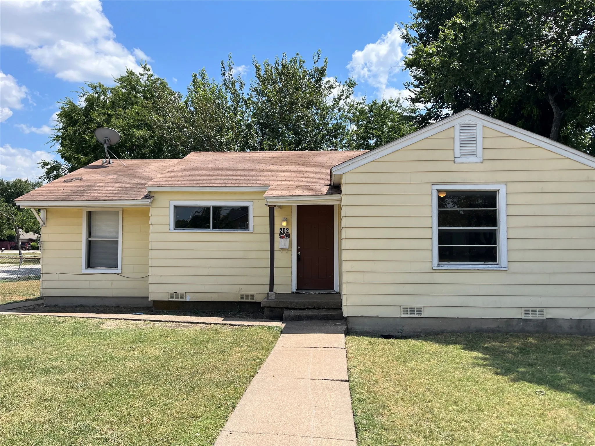 Single Family Residence For Rent in Dallas County , 202 W Wheatland Road W, Duncanville, Texas 75116, 3 Bedroom, 1 Bathroom, Garage spaces, 980 Sqft, built in 1951, mls#21396255, Real Estate Agent in Duncanville, Homes For Rent in Dallas county, Homes For Rent in Duncanville, Realtor in Duncanville Texas, Real Estate Brokerage Independent Realty Texas, Luminita Cordes Realtor