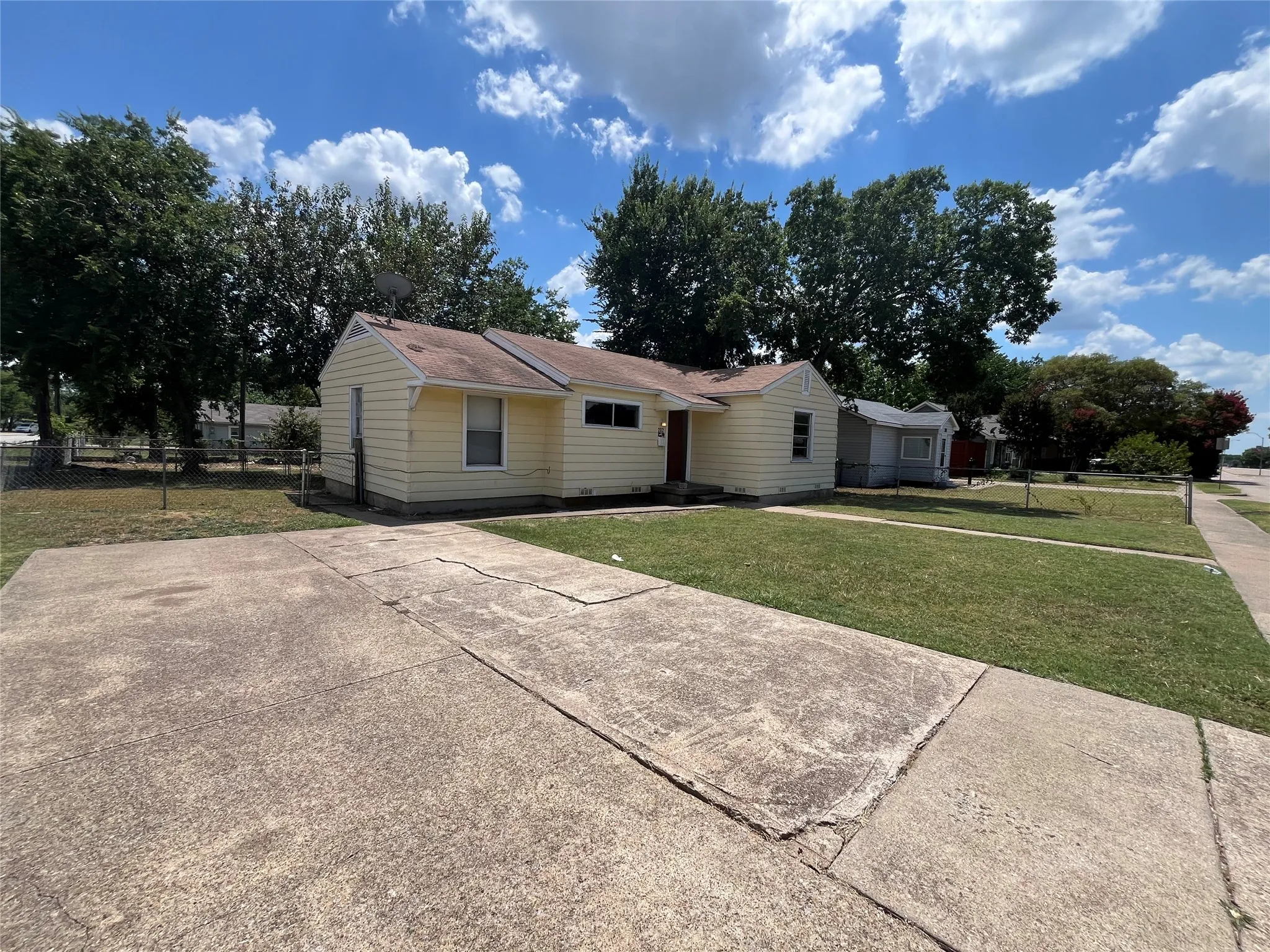 Ranch-style home with a front lawn