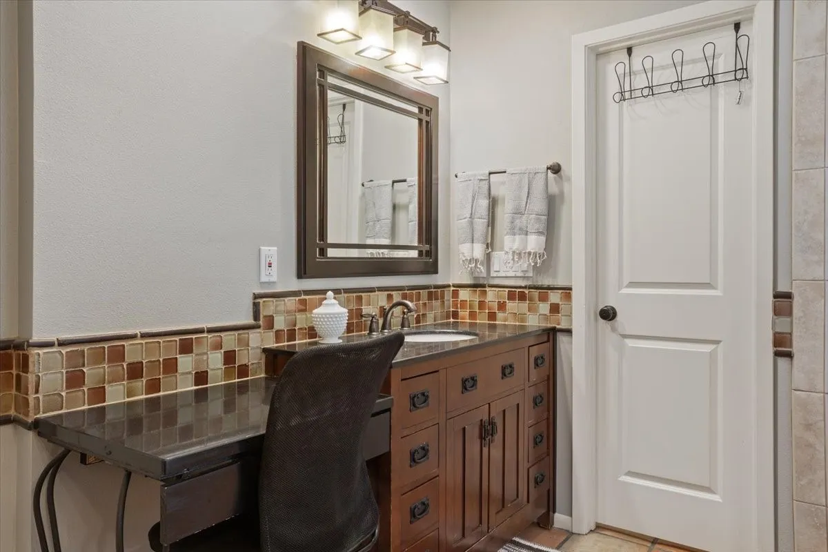 Single Family Residence For Sale in Mc Lennan County , 2424 Richards Drive, Waco, Texas 76710, 4 Bedroom, 3 Bathroom, 2 Garage spaces, 3,141 Sqft, built in 1974, mls#21395426, Real Estate Agent in Waco, Homes For Sale in Mc Lennan county, Homes For Sale in Waco, Realtor in Waco Texas, Real Estate Brokerage Independent Realty Texas, Luminita Cordes Realtor