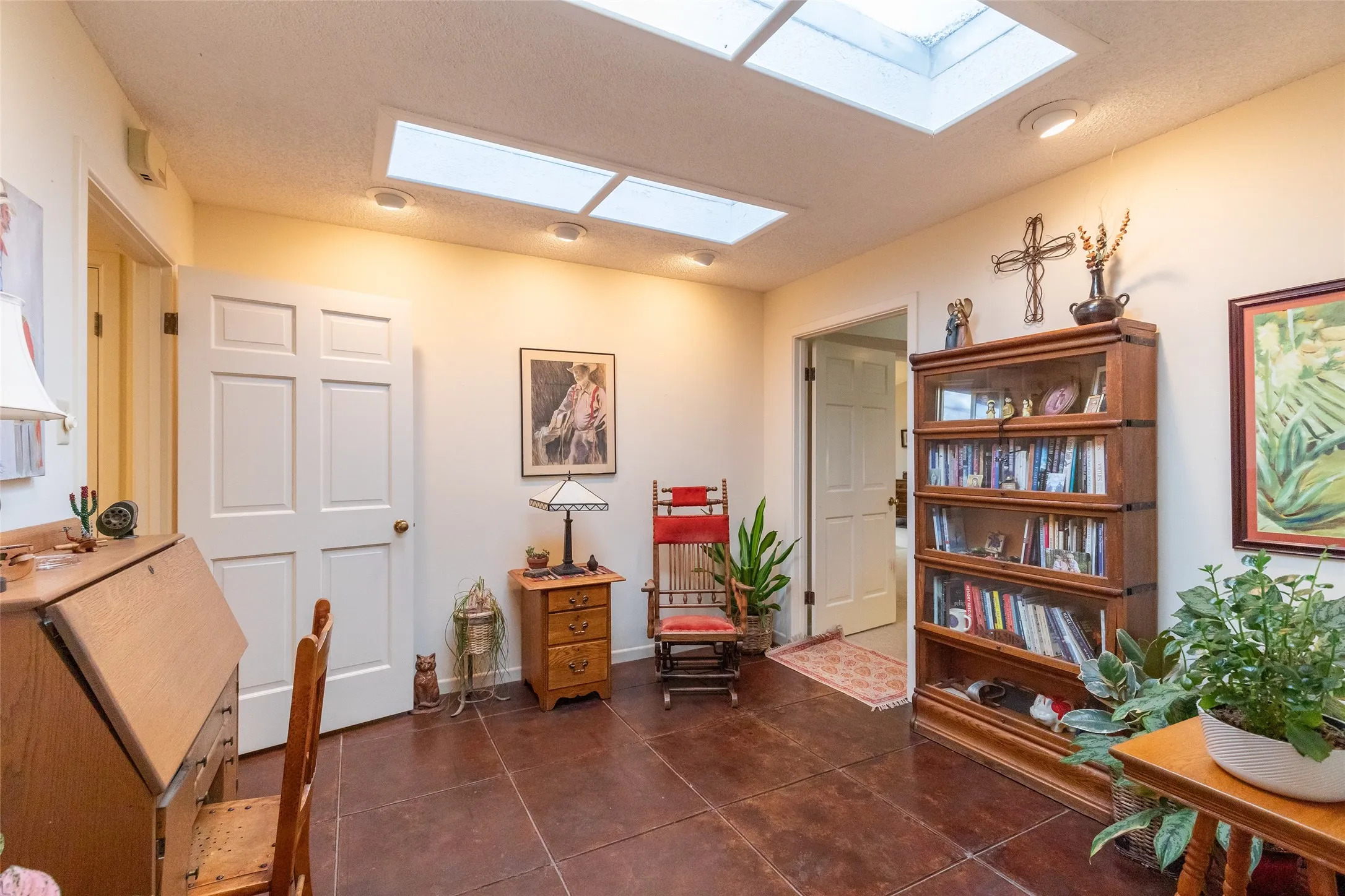 Recessed lighting, multiple skylights, and paneled interior doors