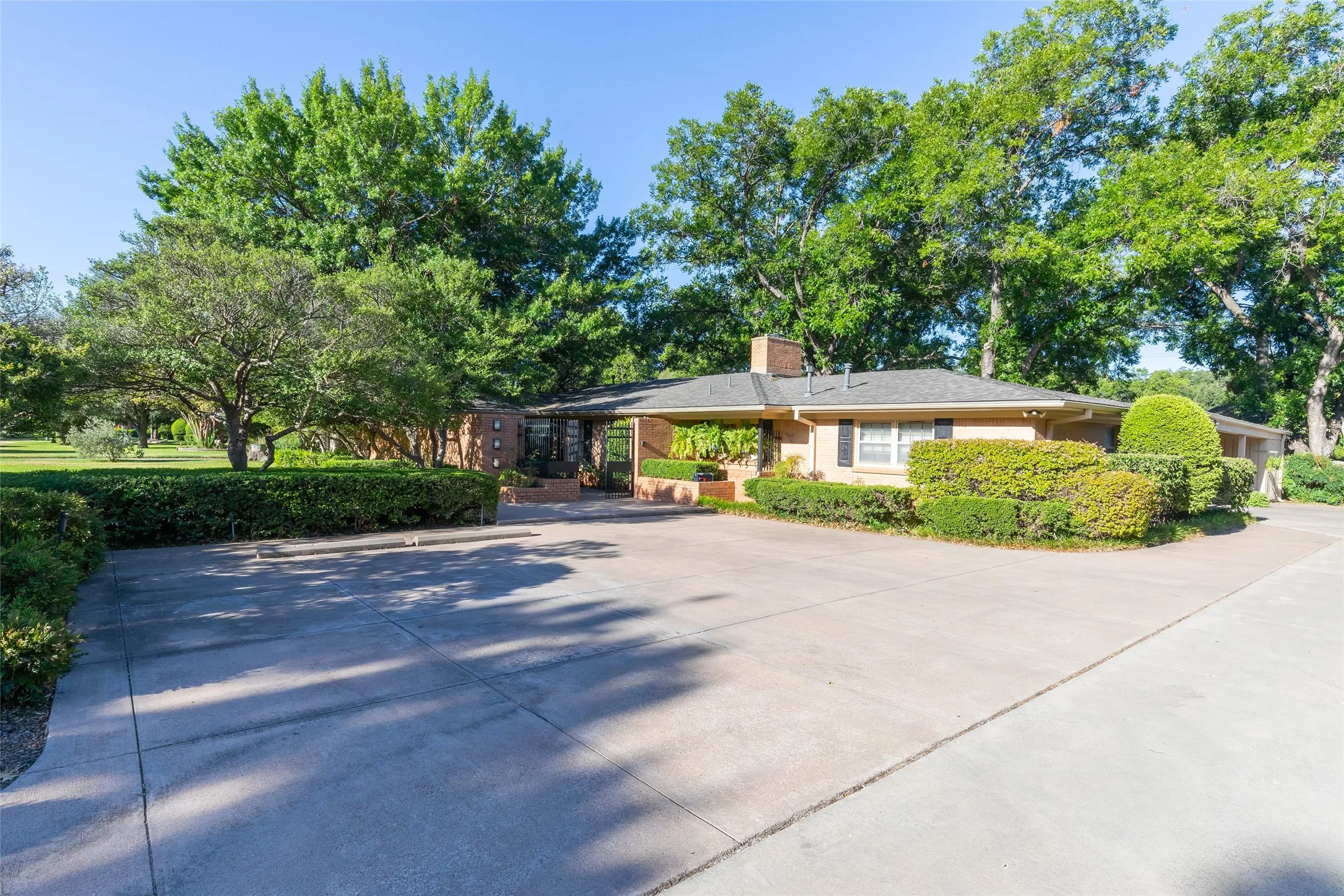 Single Family Residence For Sale in Taylor County , 1410 Tanglewood Road, Abilene, Texas 79605, 3 Bedroom, 5 Bathroom, Garage spaces, 4,206 Sqft, built in 1956, mls#21394746, Real Estate Agent in Abilene, Homes For Sale in Taylor county, Homes For Sale in Abilene, Realtor in Abilene Texas, Real Estate Brokerage Independent Realty Texas, Luminita Cordes Realtor