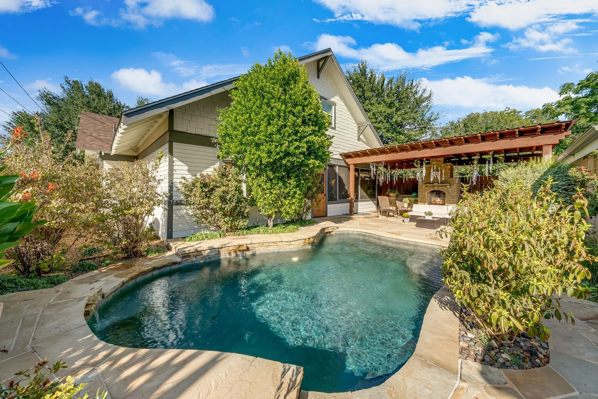 Single Family Residence For Sale in Dallas County , 6002 Prospect Avenue, Dallas, Texas 75206, 4 Bedroom, 3 Bathroom, 2 Garage spaces, 2,676 Sqft, built in 2002, mls#21394480, Real Estate Agent in Dallas, Homes For Sale in Dallas county, Homes For Sale in Dallas, Realtor in Dallas Texas, Real Estate Brokerage Independent Realty Texas, Luminita Cordes Realtor