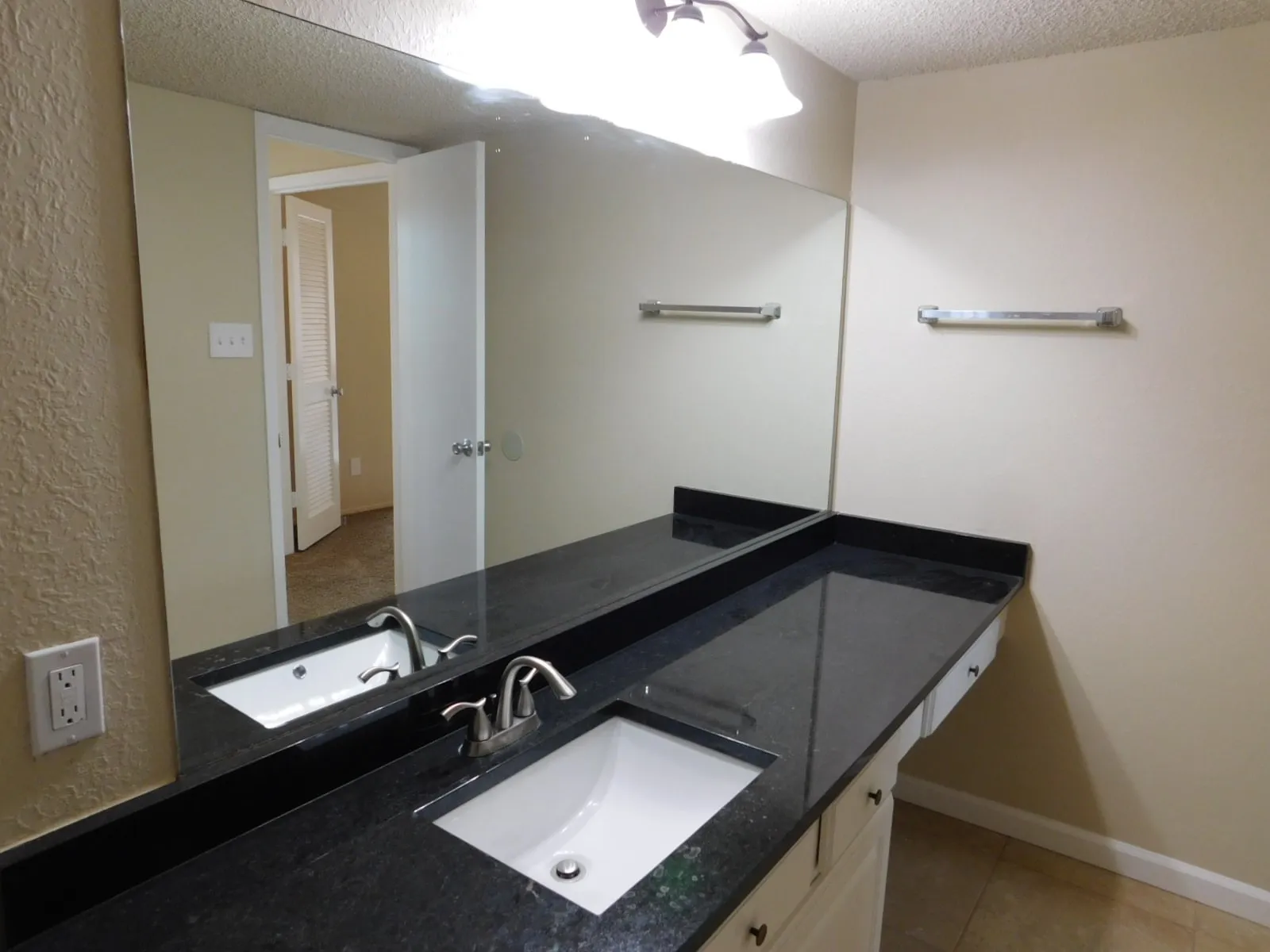 Townhouse For Rent in Dallas County , 1511 Grantbrook Lane, Dallas, Texas 75228, 2 Bedroom, 2 Bathroom, 2 Garage spaces, 1,237 Sqft, built in 1981, mls#21395977, Real Estate Agent in Dallas, Homes For Rent in Dallas county, Homes For Rent in Dallas, Realtor in Dallas Texas, Real Estate Brokerage Independent Realty Texas, Luminita Cordes Realtor