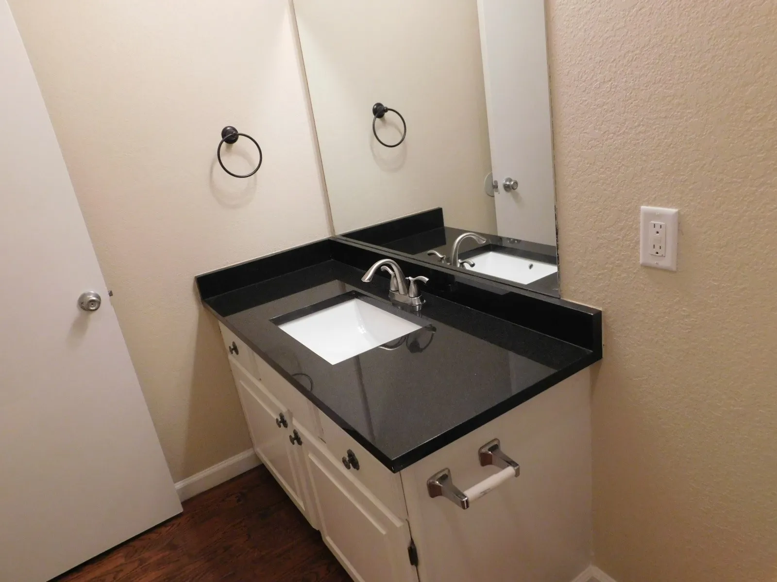 Townhouse For Rent in Dallas County , 1511 Grantbrook Lane, Dallas, Texas 75228, 2 Bedroom, 2 Bathroom, 2 Garage spaces, 1,237 Sqft, built in 1981, mls#21395977, Real Estate Agent in Dallas, Homes For Rent in Dallas county, Homes For Rent in Dallas, Realtor in Dallas Texas, Real Estate Brokerage Independent Realty Texas, Luminita Cordes Realtor