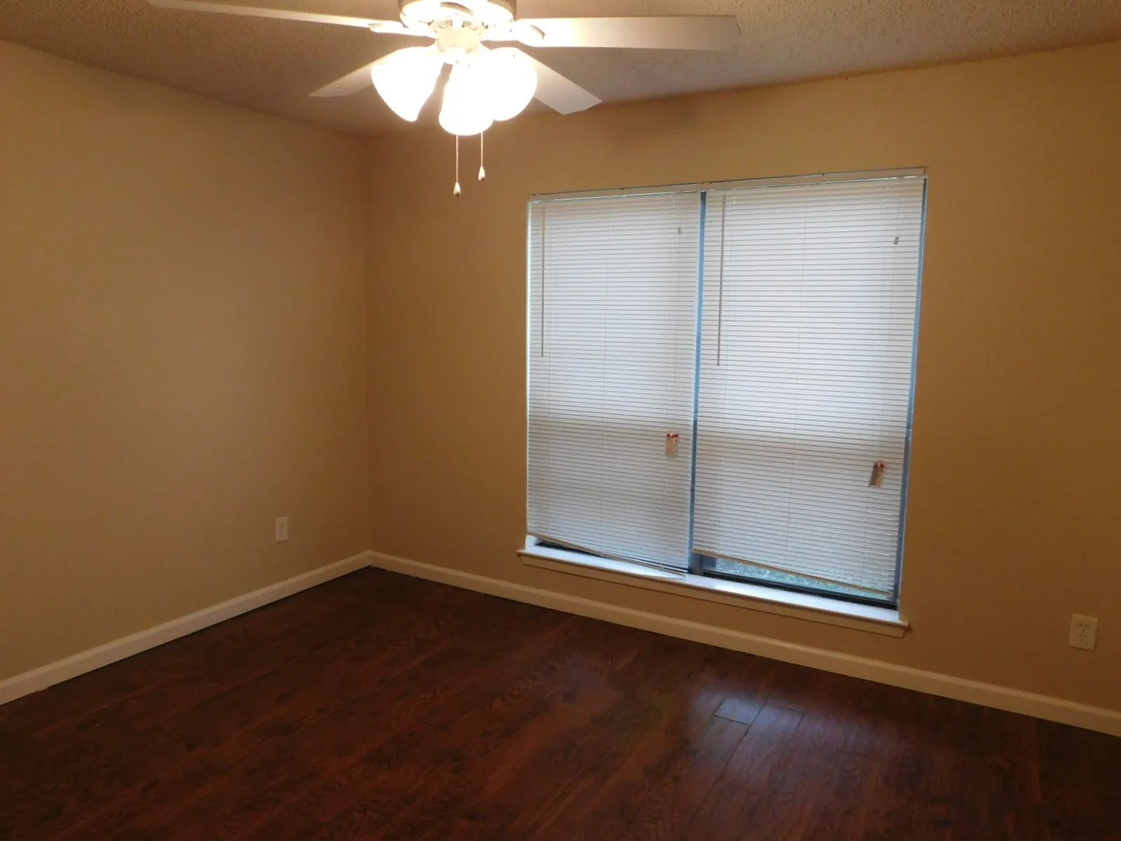 Townhouse For Rent in Dallas County , 1511 Grantbrook Lane, Dallas, Texas 75228, 2 Bedroom, 2 Bathroom, 2 Garage spaces, 1,237 Sqft, built in 1981, mls#21395977, Real Estate Agent in Dallas, Homes For Rent in Dallas county, Homes For Rent in Dallas, Realtor in Dallas Texas, Real Estate Brokerage Independent Realty Texas, Luminita Cordes Realtor