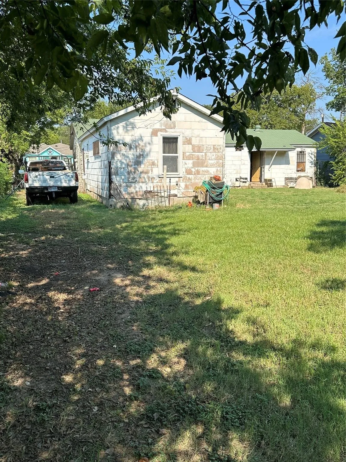 Single Family Residence For Sale in Tarrant County , 1121 Griggs Avenue, Fort Worth, Texas 76105, 3 Bedroom, 2 Bathroom, Garage spaces, 1,314 Sqft, built in 1948, mls#21396261, Real Estate Agent in Fort Worth, Homes For Sale in Tarrant county, Homes For Sale in Fort Worth, Realtor in Fort Worth Texas, Real Estate Brokerage Independent Realty Texas, Luminita Cordes Realtor