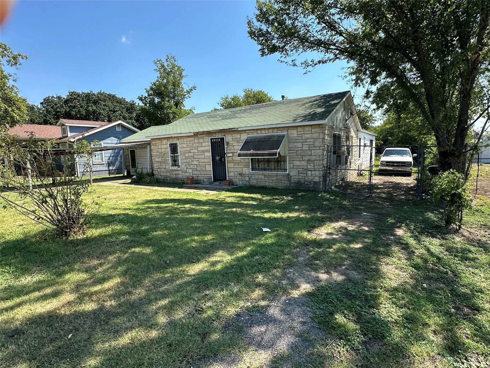 Single Family Residence For Sale in Tarrant County , 1121 Griggs Avenue, Fort Worth, Texas 76105, 3 Bedroom, 2 Bathroom, Garage spaces, 1,314 Sqft, built in 1948, mls#21396261, Real Estate Agent in Fort Worth, Homes For Sale in Tarrant county, Homes For Sale in Fort Worth, Realtor in Fort Worth Texas, Real Estate Brokerage Independent Realty Texas, Luminita Cordes Realtor