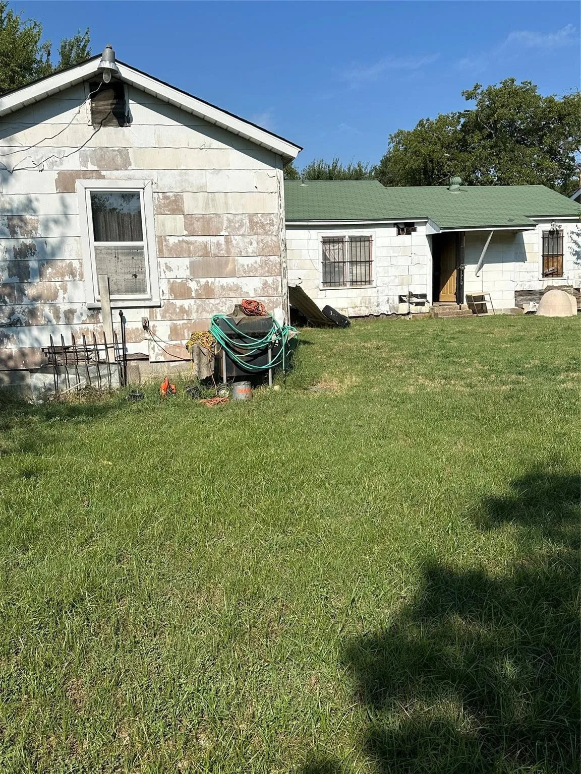 Single Family Residence For Sale in Tarrant County , 1121 Griggs Avenue, Fort Worth, Texas 76105, 3 Bedroom, 2 Bathroom, Garage spaces, 1,314 Sqft, built in 1948, mls#21396261, Real Estate Agent in Fort Worth, Homes For Sale in Tarrant county, Homes For Sale in Fort Worth, Realtor in Fort Worth Texas, Real Estate Brokerage Independent Realty Texas, Luminita Cordes Realtor