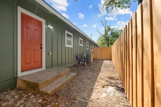 Duplex For Rent in Dallas County , 3903 Orlando Court, Dallas, Texas 75211, 3 Bedroom, 1 Bathroom, Garage spaces, 964 Sqft, built in 1942, mls#21396190, Real Estate Agent in Dallas, Homes For Rent in Dallas county, Homes For Rent in Dallas, Realtor in Dallas Texas, Real Estate Brokerage Independent Realty Texas, Luminita Cordes Realtor