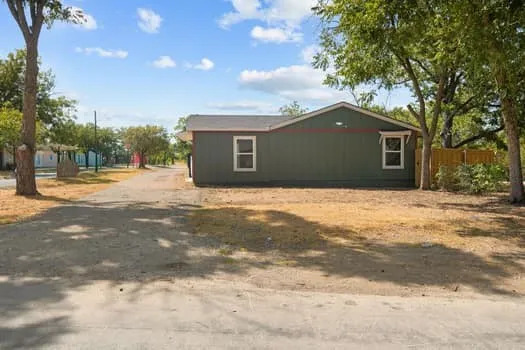 Duplex For Rent in Dallas County , 3903 Orlando Court, Dallas, Texas 75211, 3 Bedroom, 1 Bathroom, Garage spaces, 964 Sqft, built in 1942, mls#21396190, Real Estate Agent in Dallas, Homes For Rent in Dallas county, Homes For Rent in Dallas, Realtor in Dallas Texas, Real Estate Brokerage Independent Realty Texas, Luminita Cordes Realtor