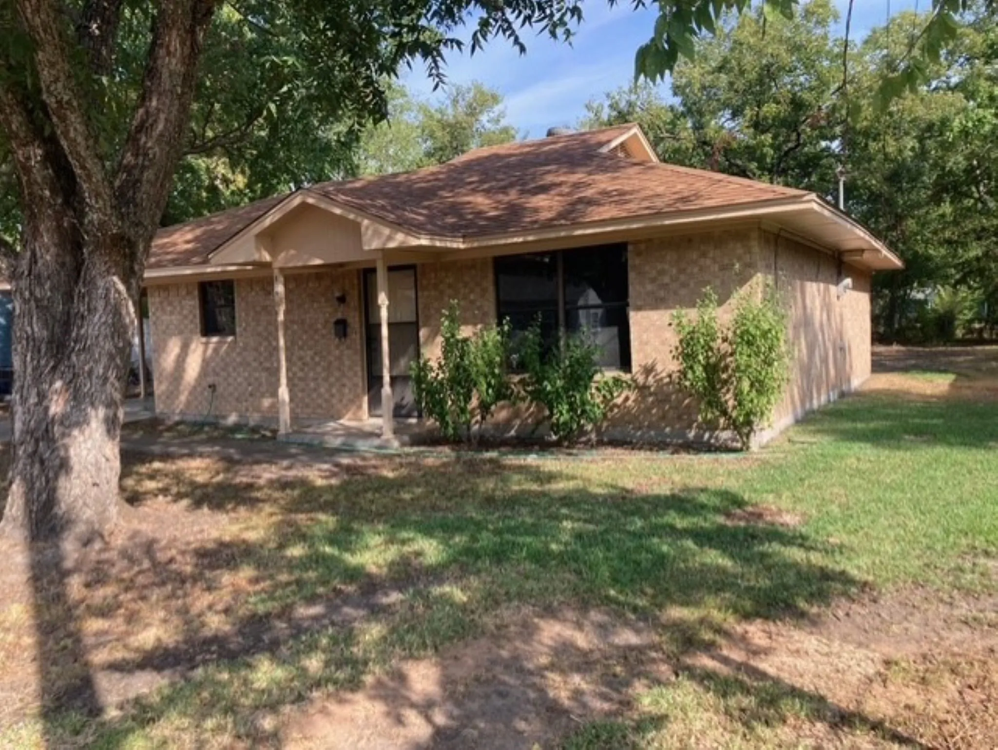 Single Family Residence For Sale in Fannin County , 826 W 9th Street, Bonham, Texas 75418, 2 Bedroom, 1 Bathroom, Garage spaces, 1,088 Sqft, built in 1980, mls#21343385, Real Estate Agent in Bonham, Homes For Sale in Fannin county, Homes For Sale in Bonham, Realtor in Bonham Texas, Real Estate Brokerage Independent Realty Texas, Luminita Cordes Realtor