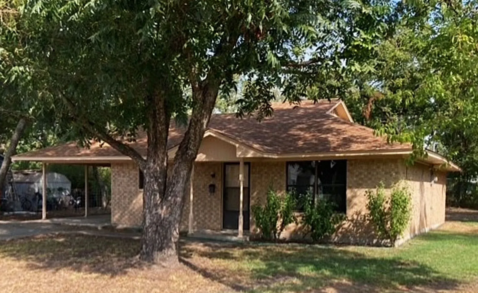 Single Family Residence For Sale in Fannin County , 826 W 9th Street, Bonham, Texas 75418, 2 Bedroom, 1 Bathroom, Garage spaces, 1,088 Sqft, built in 1980, mls#21343385, Real Estate Agent in Bonham, Homes For Sale in Fannin county, Homes For Sale in Bonham, Realtor in Bonham Texas, Real Estate Brokerage Independent Realty Texas, Luminita Cordes Realtor
