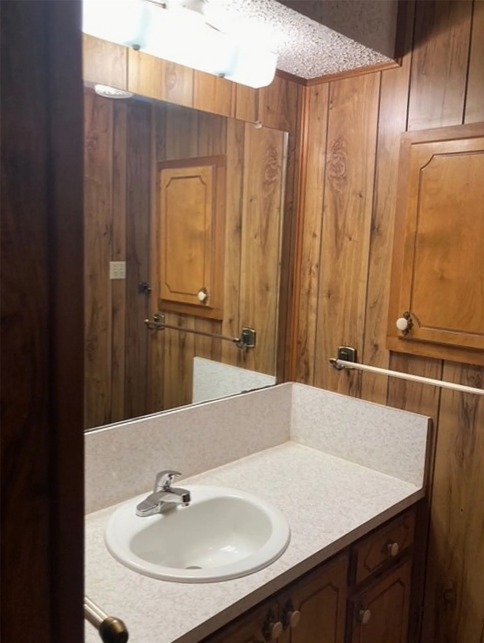Single Family Residence For Sale in Fannin County , 826 W 9th Street, Bonham, Texas 75418, 2 Bedroom, 1 Bathroom, Garage spaces, 1,088 Sqft, built in 1980, mls#21343385, Real Estate Agent in Bonham, Homes For Sale in Fannin county, Homes For Sale in Bonham, Realtor in Bonham Texas, Real Estate Brokerage Independent Realty Texas, Luminita Cordes Realtor