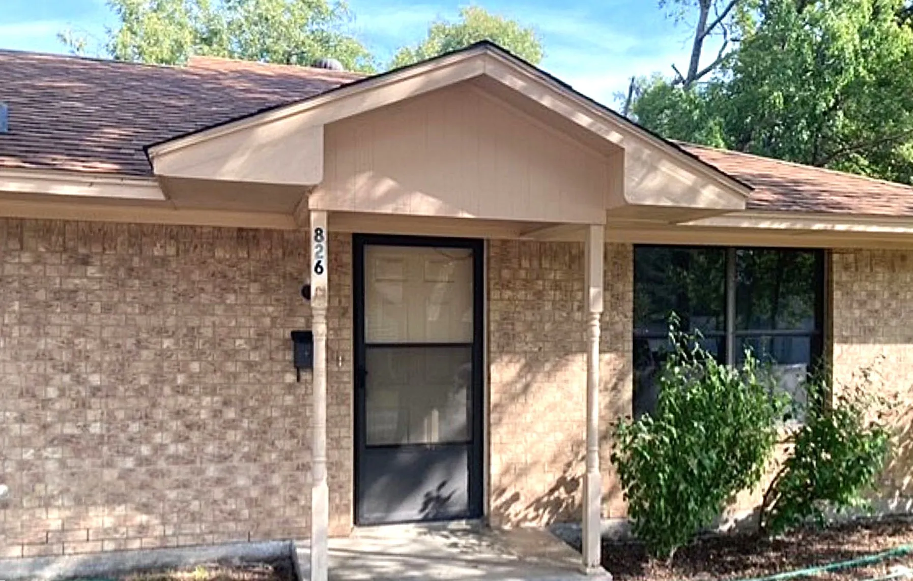 Single Family Residence For Sale in Fannin County , 826 W 9th Street, Bonham, Texas 75418, 2 Bedroom, 1 Bathroom, Garage spaces, 1,088 Sqft, built in 1980, mls#21343385, Real Estate Agent in Bonham, Homes For Sale in Fannin county, Homes For Sale in Bonham, Realtor in Bonham Texas, Real Estate Brokerage Independent Realty Texas, Luminita Cordes Realtor