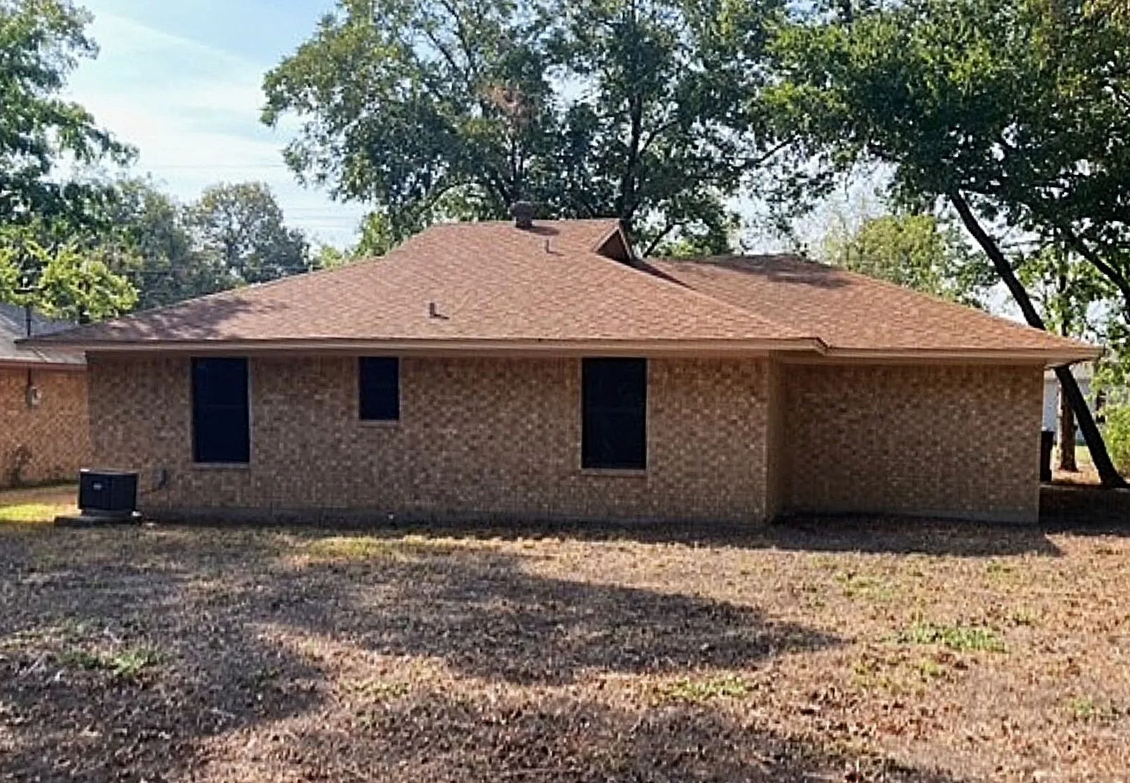 Single Family Residence For Sale in Fannin County , 826 W 9th Street, Bonham, Texas 75418, 2 Bedroom, 1 Bathroom, Garage spaces, 1,088 Sqft, built in 1980, mls#21343385, Real Estate Agent in Bonham, Homes For Sale in Fannin county, Homes For Sale in Bonham, Realtor in Bonham Texas, Real Estate Brokerage Independent Realty Texas, Luminita Cordes Realtor