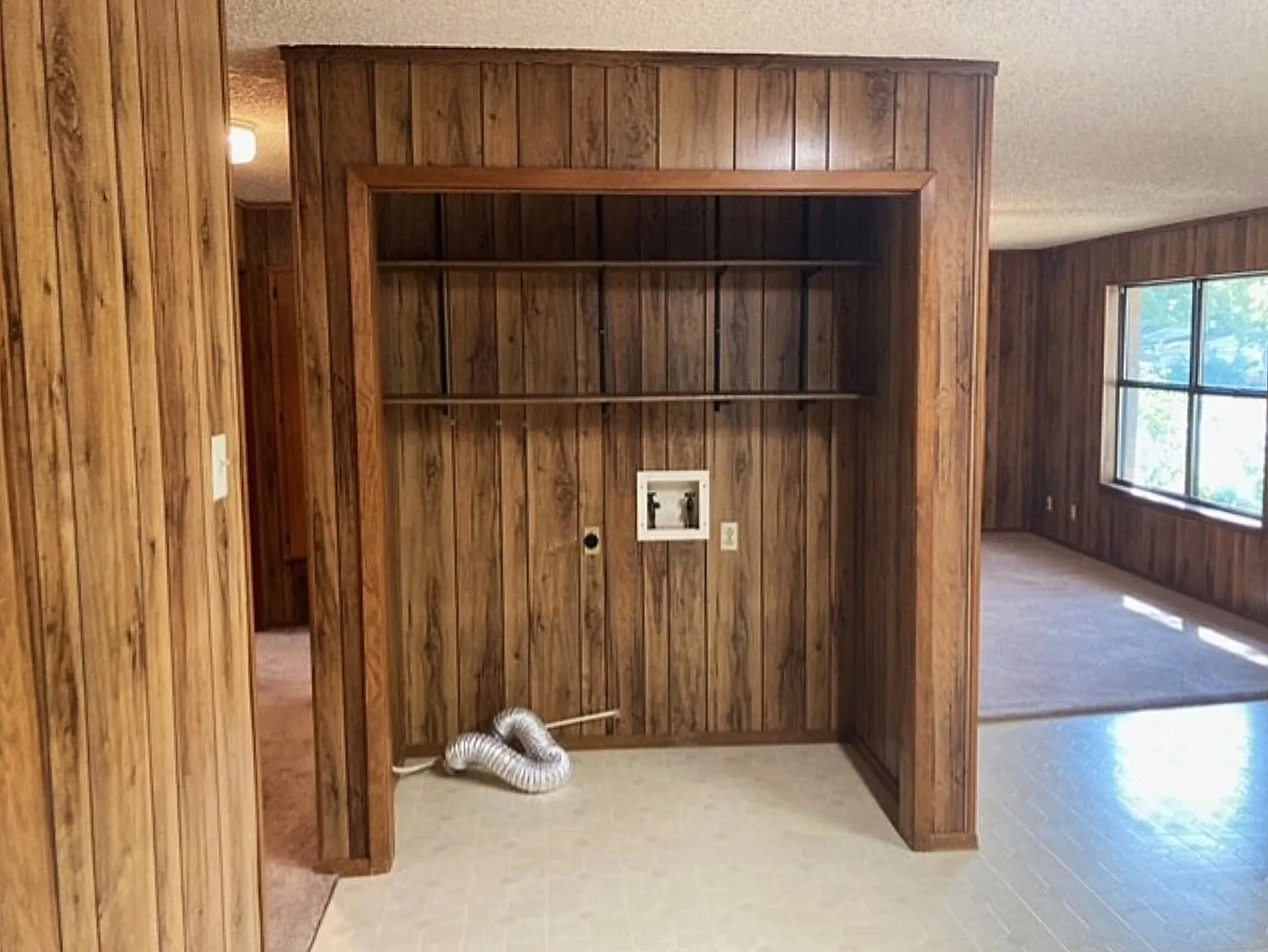Single Family Residence For Sale in Fannin County , 826 W 9th Street, Bonham, Texas 75418, 2 Bedroom, 1 Bathroom, Garage spaces, 1,088 Sqft, built in 1980, mls#21343385, Real Estate Agent in Bonham, Homes For Sale in Fannin county, Homes For Sale in Bonham, Realtor in Bonham Texas, Real Estate Brokerage Independent Realty Texas, Luminita Cordes Realtor