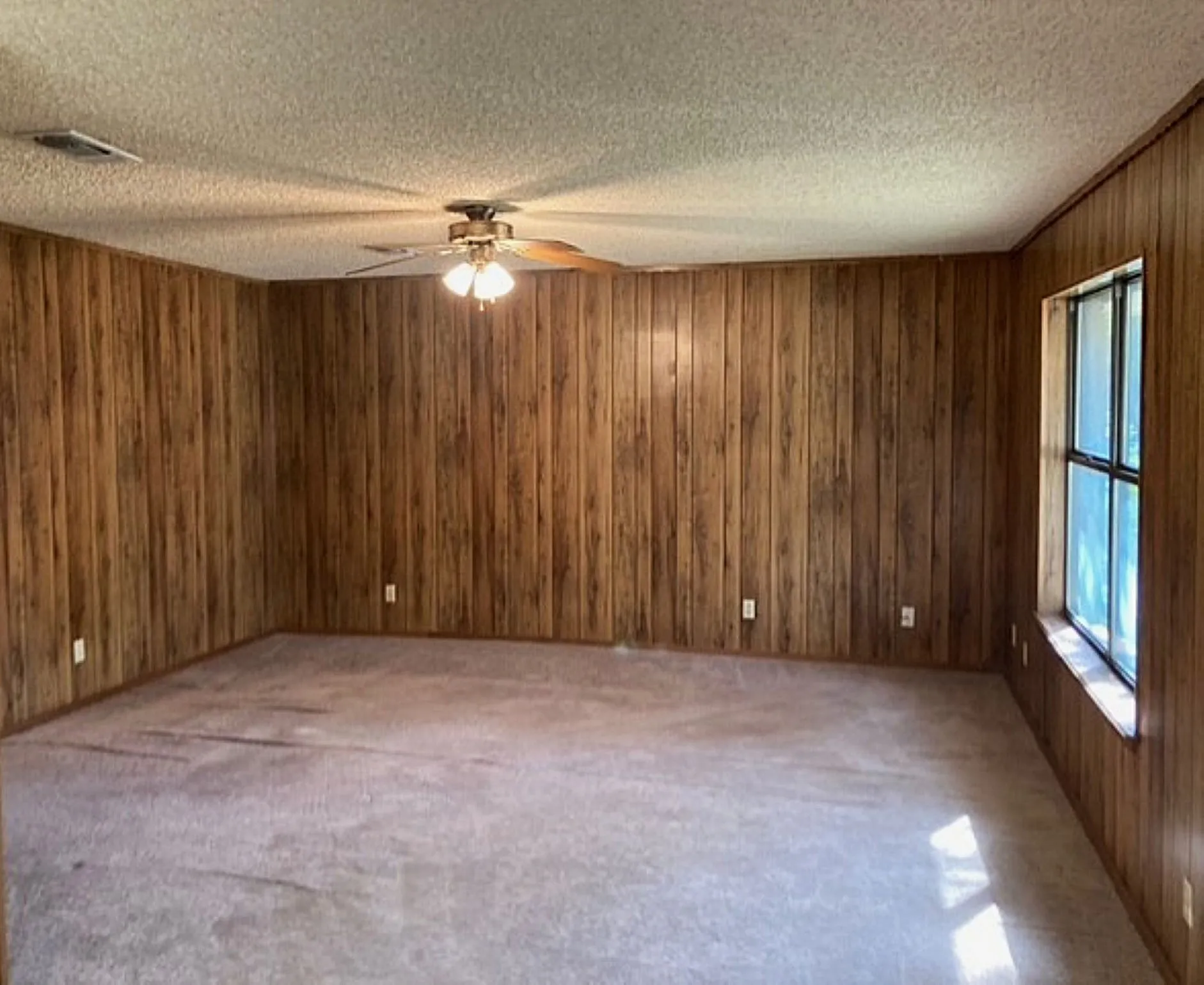 Single Family Residence For Sale in Fannin County , 826 W 9th Street, Bonham, Texas 75418, 2 Bedroom, 1 Bathroom, Garage spaces, 1,088 Sqft, built in 1980, mls#21343385, Real Estate Agent in Bonham, Homes For Sale in Fannin county, Homes For Sale in Bonham, Realtor in Bonham Texas, Real Estate Brokerage Independent Realty Texas, Luminita Cordes Realtor