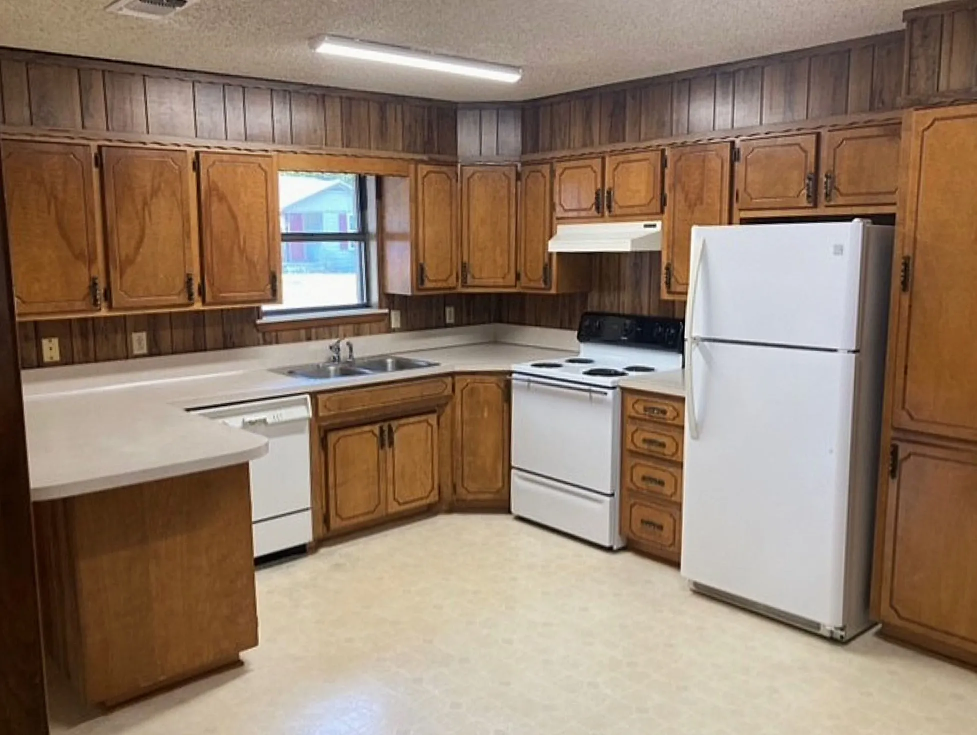 Single Family Residence For Sale in Fannin County , 826 W 9th Street, Bonham, Texas 75418, 2 Bedroom, 1 Bathroom, Garage spaces, 1,088 Sqft, built in 1980, mls#21343385, Real Estate Agent in Bonham, Homes For Sale in Fannin county, Homes For Sale in Bonham, Realtor in Bonham Texas, Real Estate Brokerage Independent Realty Texas, Luminita Cordes Realtor