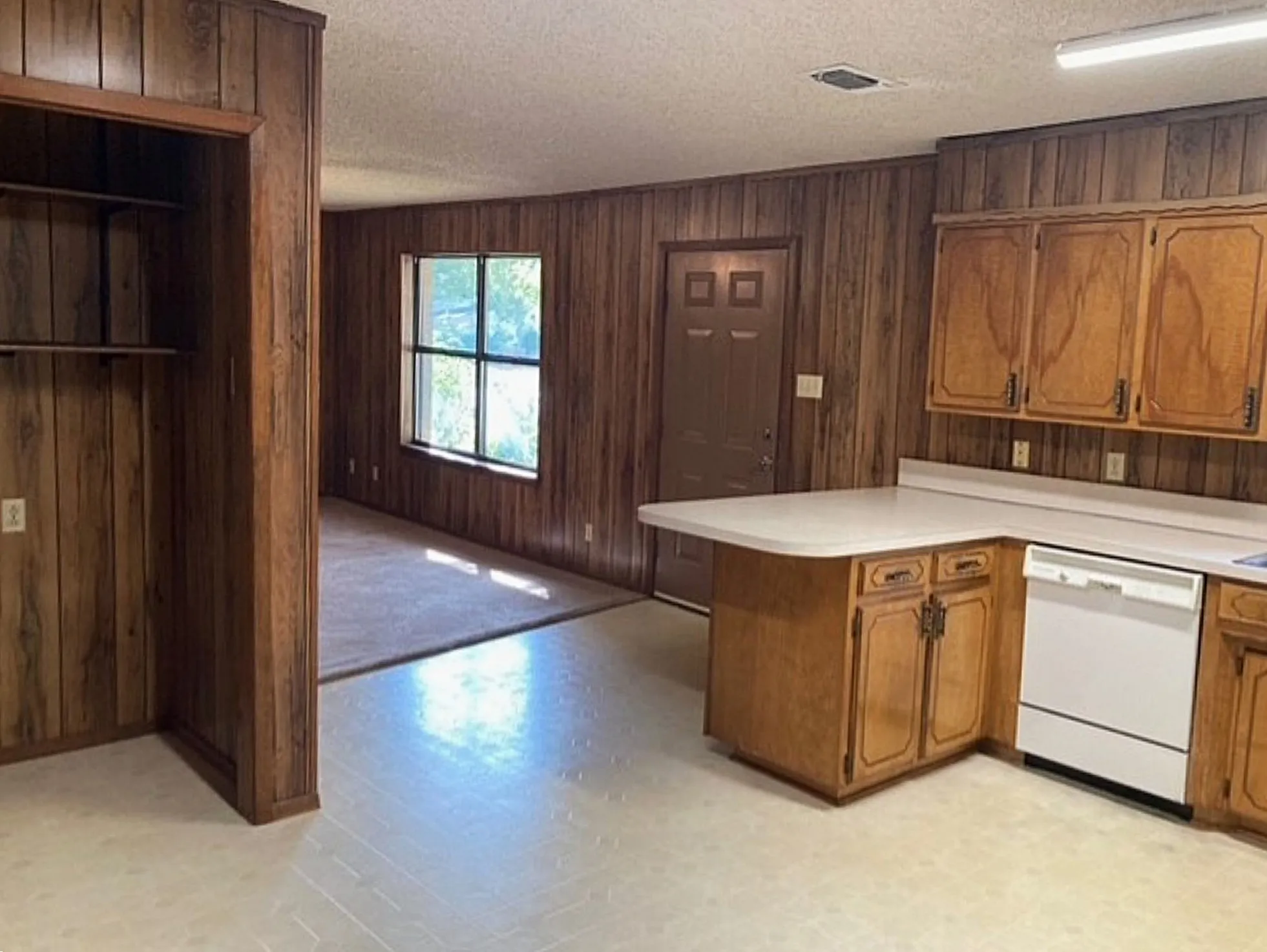 Single Family Residence For Sale in Fannin County , 826 W 9th Street, Bonham, Texas 75418, 2 Bedroom, 1 Bathroom, Garage spaces, 1,088 Sqft, built in 1980, mls#21343385, Real Estate Agent in Bonham, Homes For Sale in Fannin county, Homes For Sale in Bonham, Realtor in Bonham Texas, Real Estate Brokerage Independent Realty Texas, Luminita Cordes Realtor