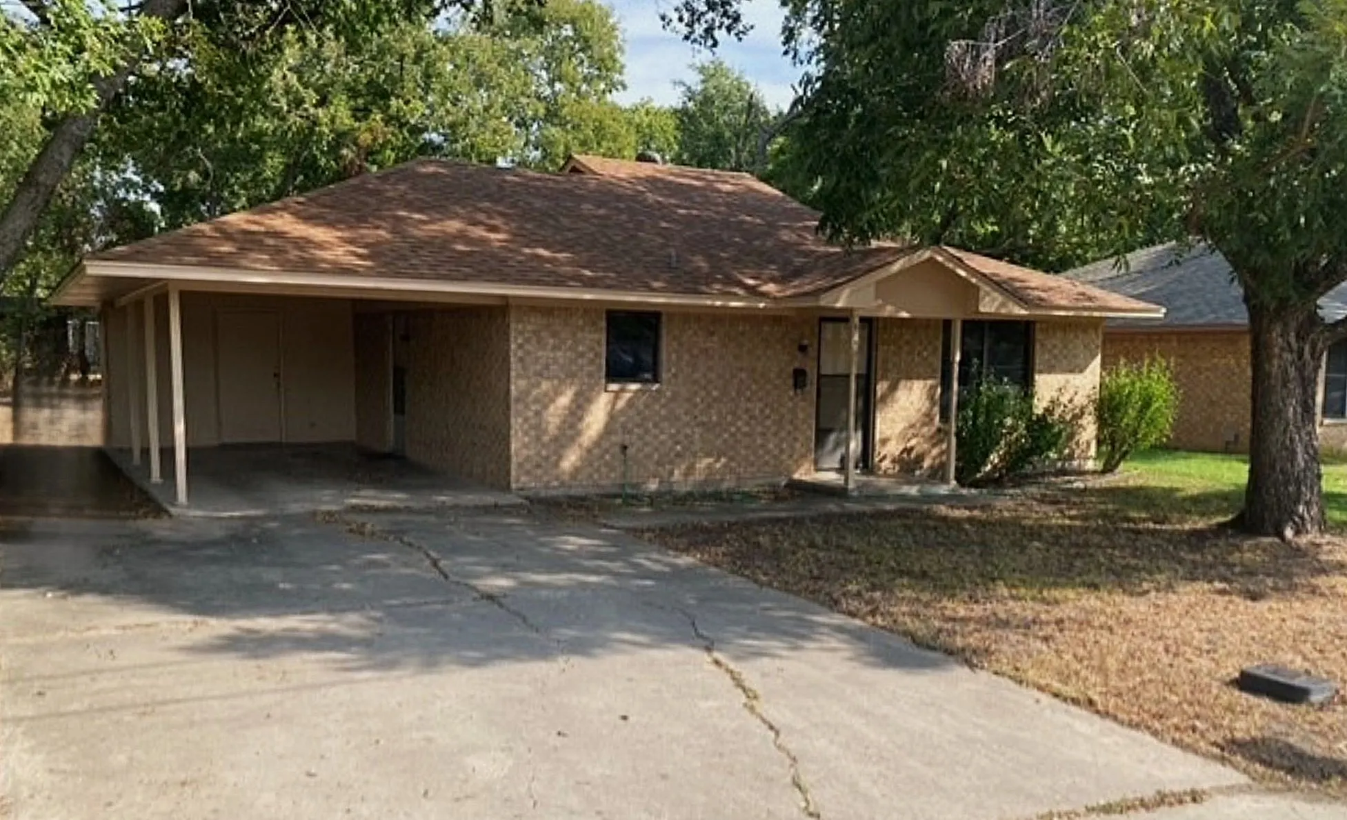 Single Family Residence For Sale in Fannin County , 826 W 9th Street, Bonham, Texas 75418, 2 Bedroom, 1 Bathroom, Garage spaces, 1,088 Sqft, built in 1980, mls#21343385, Real Estate Agent in Bonham, Homes For Sale in Fannin county, Homes For Sale in Bonham, Realtor in Bonham Texas, Real Estate Brokerage Independent Realty Texas, Luminita Cordes Realtor