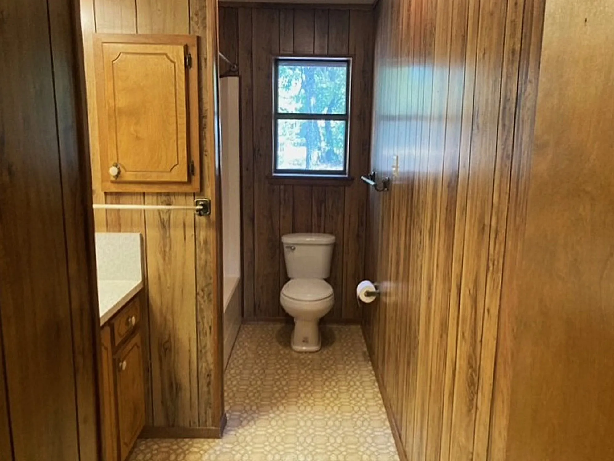 Single Family Residence For Sale in Fannin County , 826 W 9th Street, Bonham, Texas 75418, 2 Bedroom, 1 Bathroom, Garage spaces, 1,088 Sqft, built in 1980, mls#21343385, Real Estate Agent in Bonham, Homes For Sale in Fannin county, Homes For Sale in Bonham, Realtor in Bonham Texas, Real Estate Brokerage Independent Realty Texas, Luminita Cordes Realtor