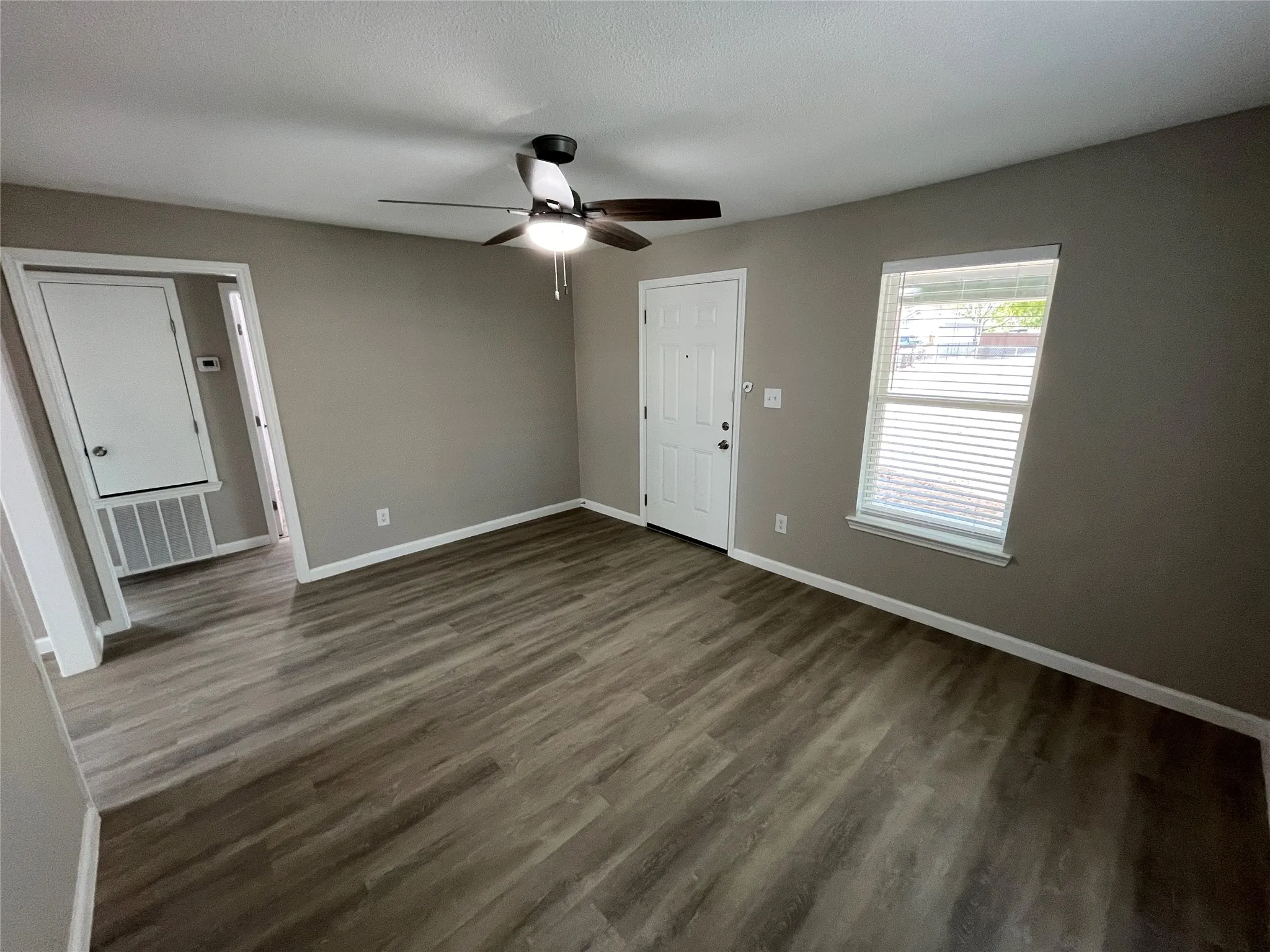 Single Family Residence For Rent in Dallas County , 2406 Lolita Drive, Dallas, Texas 75227, 3 Bedroom, 2 Bathroom, Garage spaces, 1,104 Sqft, built in 1946, mls#21378264, Real Estate Agent in Dallas, Homes For Rent in Dallas county, Homes For Rent in Dallas, Realtor in Dallas Texas, Real Estate Brokerage Independent Realty Texas, Luminita Cordes Realtor