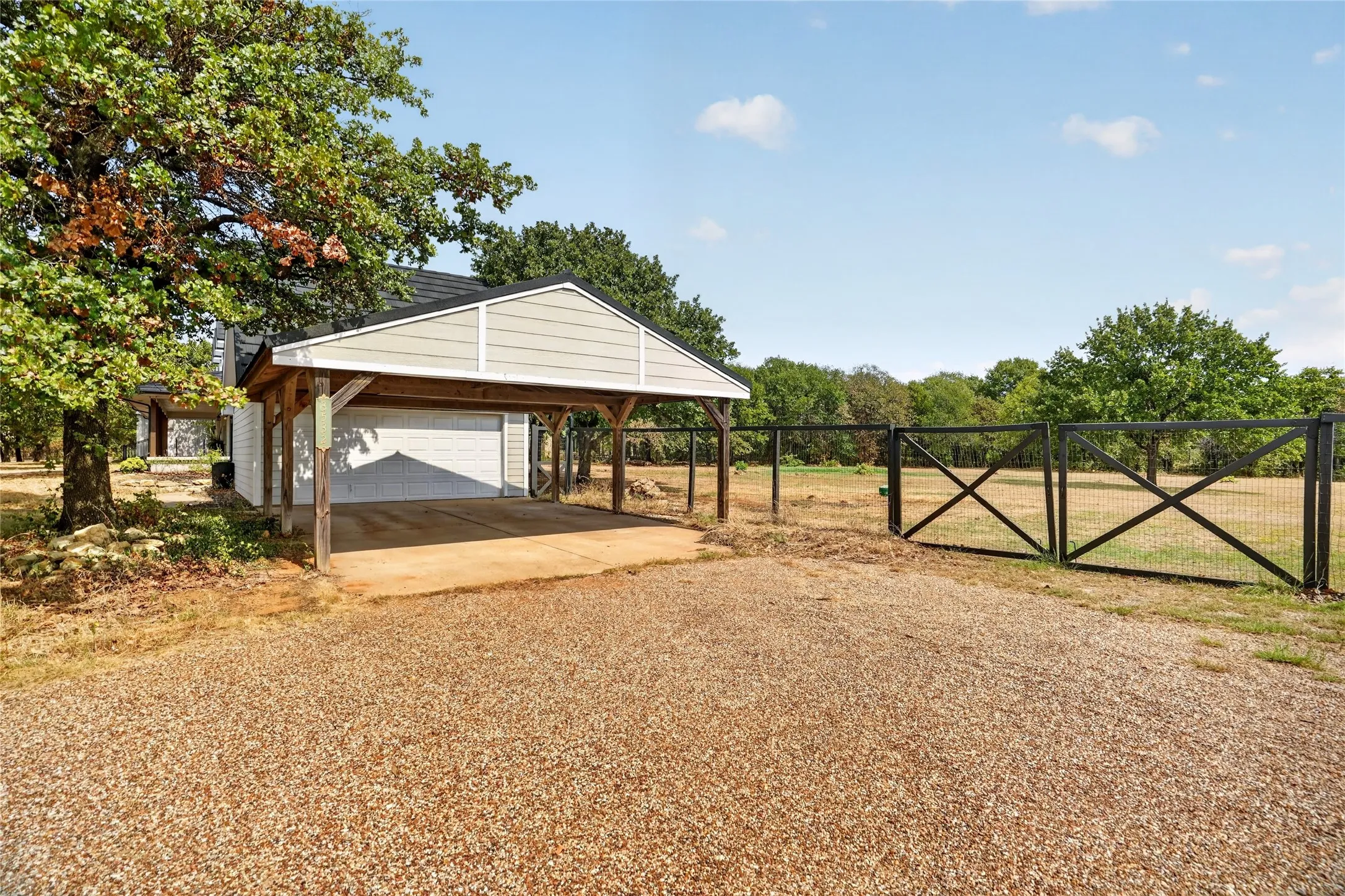 Single Family Residence For Sale in Johnson County , 3532 County Road 919, Crowley, Texas 76036, 3 Bedroom, 3 Bathroom, 2 Garage spaces, 2,474 Sqft, built in 2003, mls#21395596, Real Estate Agent in Crowley, Homes For Sale in Johnson county, Homes For Sale in Crowley, Realtor in Crowley Texas, Real Estate Brokerage Independent Realty Texas, Luminita Cordes Realtor