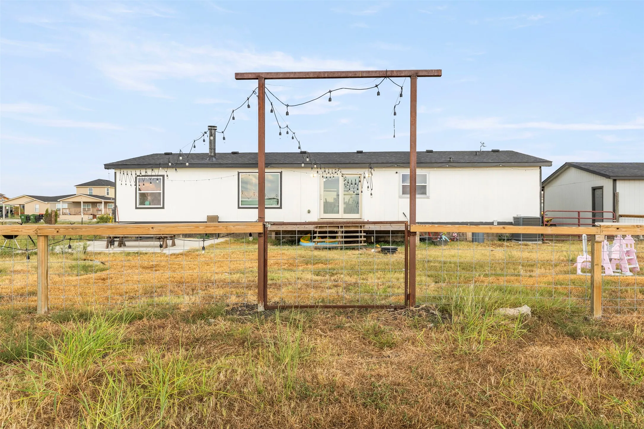 Mobile Home For Sale in Ellis County , 420 Choice Drive, Palmer, Texas 75152, 3 Bedroom, 2 Bathroom, 2 Garage spaces, 1,984 Sqft, built in 1999, mls#21394334, Real Estate Agent in Palmer, Homes For Sale in Ellis county, Homes For Sale in Palmer, Realtor in Palmer Texas, Real Estate Brokerage Independent Realty Texas, Luminita Cordes Realtor