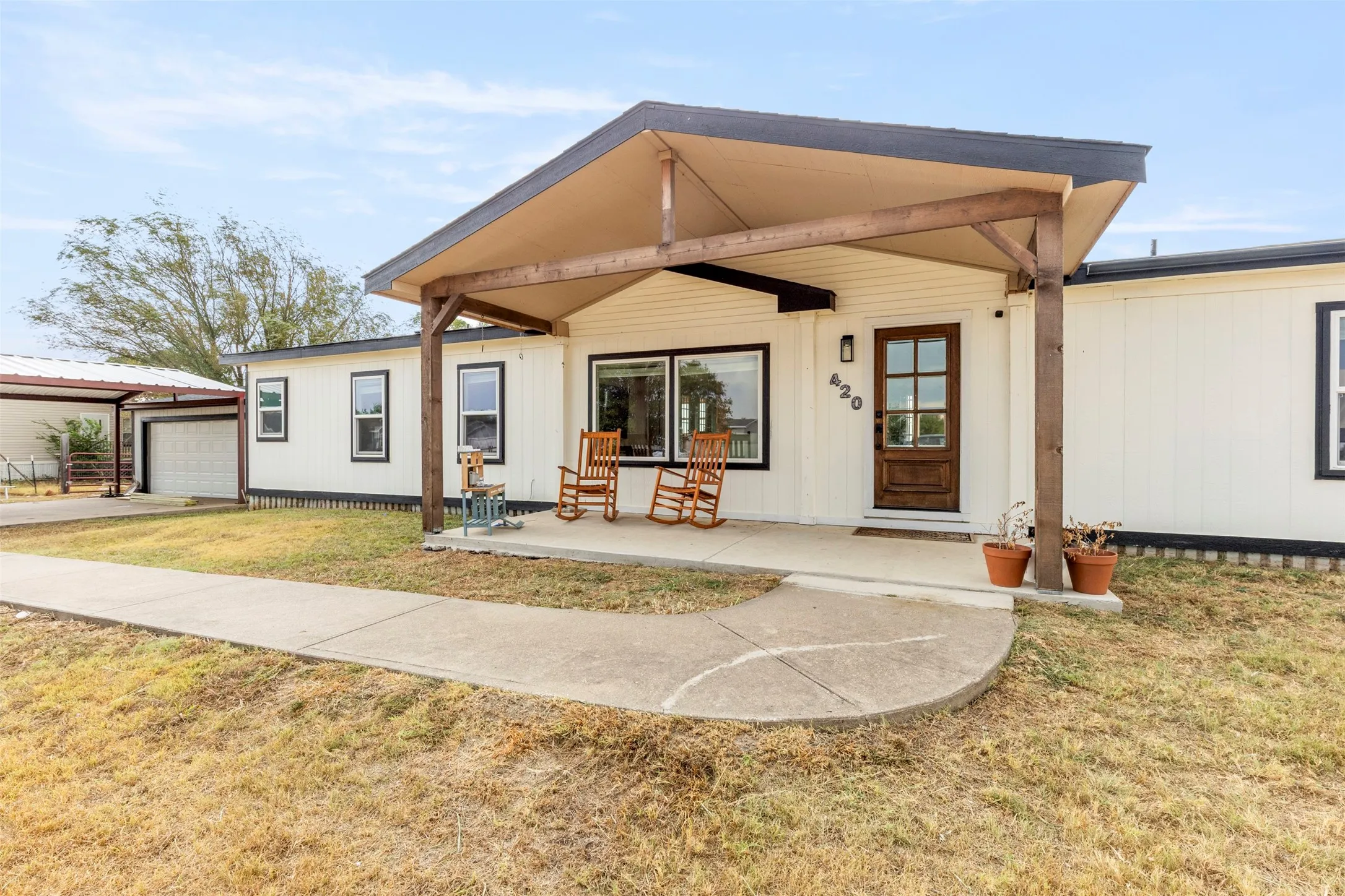 Mobile Home For Sale in Ellis County , 420 Choice Drive, Palmer, Texas 75152, 3 Bedroom, 2 Bathroom, 2 Garage spaces, 1,984 Sqft, built in 1999, mls#21394334, Real Estate Agent in Palmer, Homes For Sale in Ellis county, Homes For Sale in Palmer, Realtor in Palmer Texas, Real Estate Brokerage Independent Realty Texas, Luminita Cordes Realtor