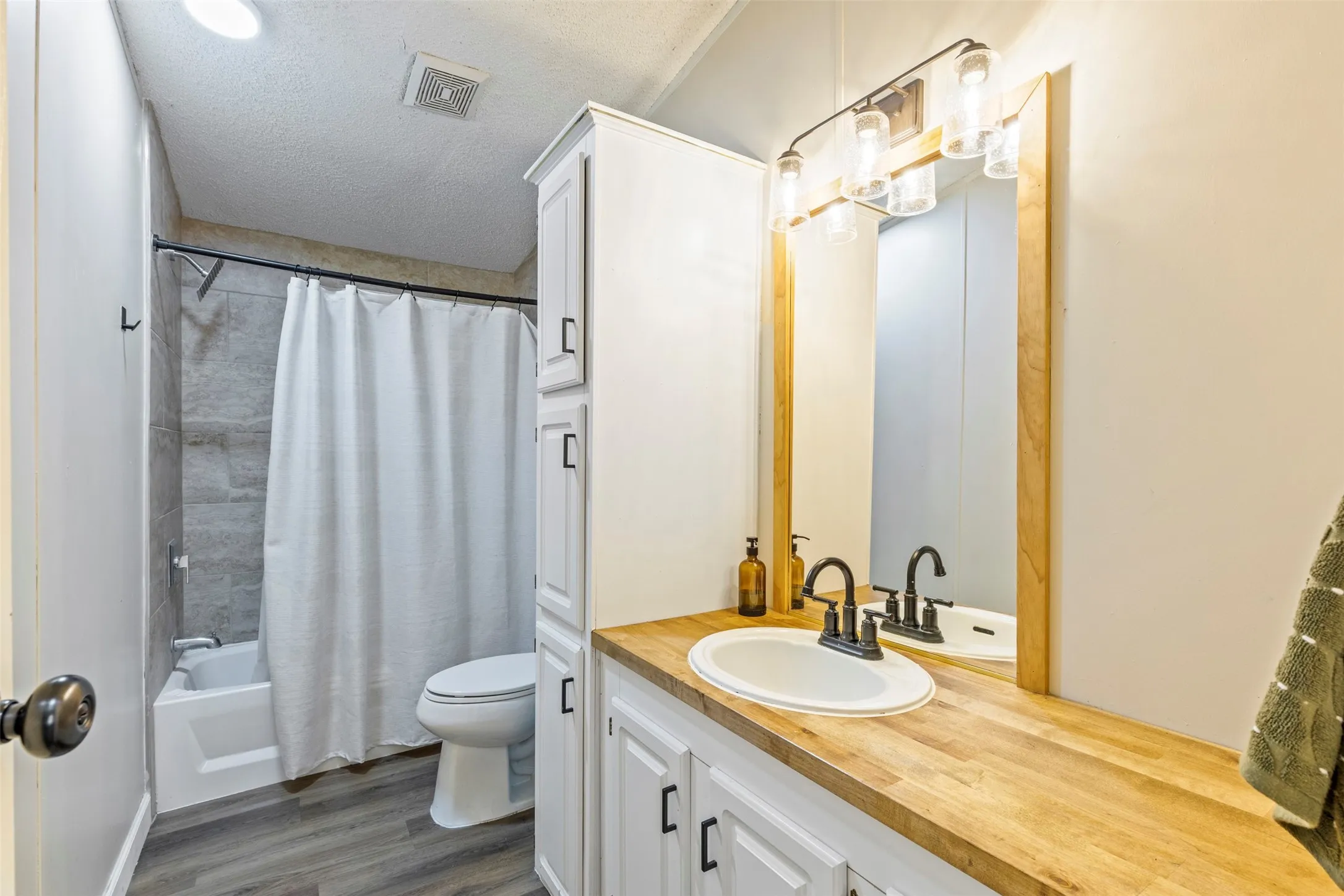 Mobile Home For Sale in Ellis County , 420 Choice Drive, Palmer, Texas 75152, 3 Bedroom, 2 Bathroom, 2 Garage spaces, 1,984 Sqft, built in 1999, mls#21394334, Real Estate Agent in Palmer, Homes For Sale in Ellis county, Homes For Sale in Palmer, Realtor in Palmer Texas, Real Estate Brokerage Independent Realty Texas, Luminita Cordes Realtor