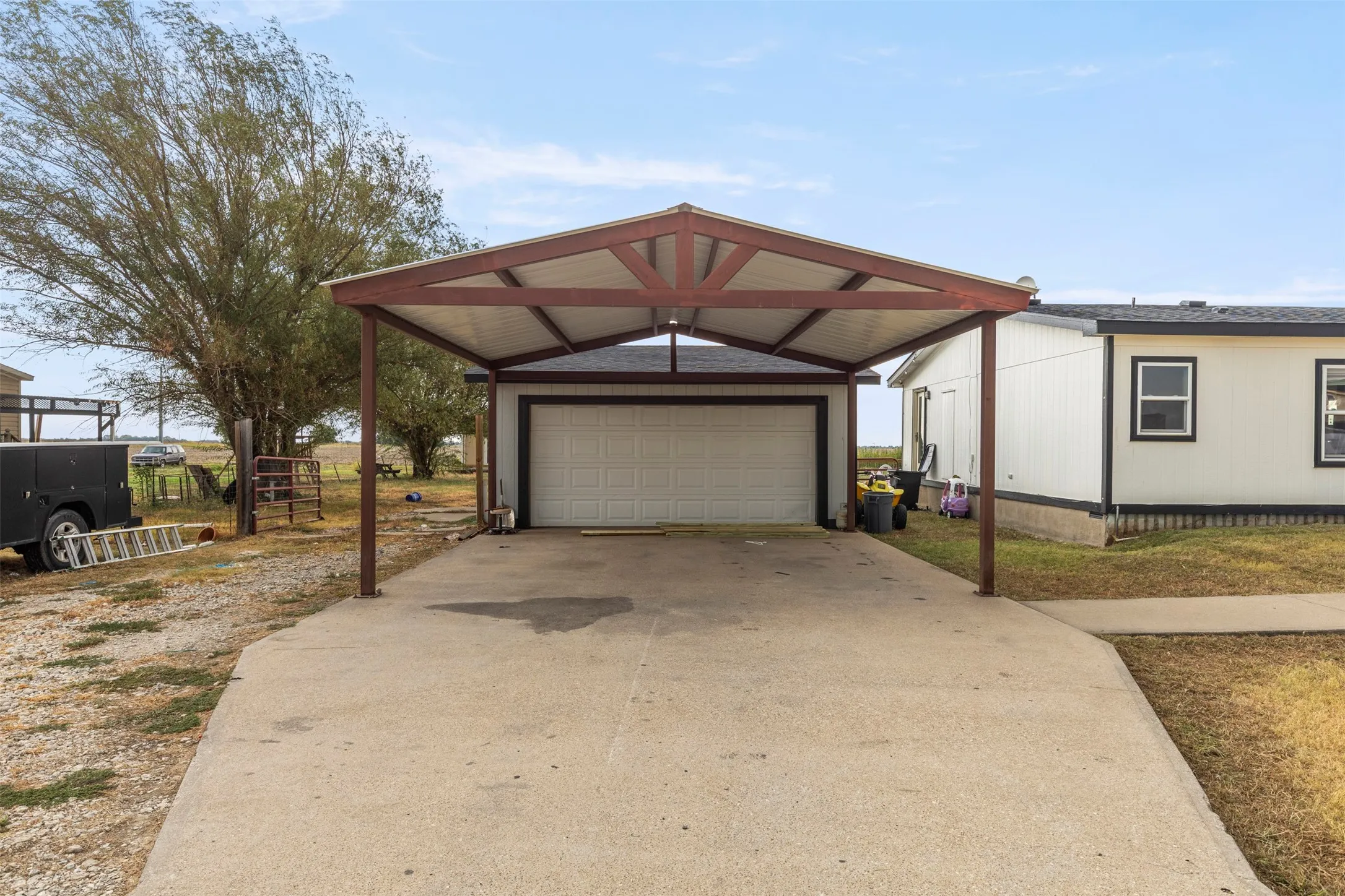 Mobile Home For Sale in Ellis County , 420 Choice Drive, Palmer, Texas 75152, 3 Bedroom, 2 Bathroom, 2 Garage spaces, 1,984 Sqft, built in 1999, mls#21394334, Real Estate Agent in Palmer, Homes For Sale in Ellis county, Homes For Sale in Palmer, Realtor in Palmer Texas, Real Estate Brokerage Independent Realty Texas, Luminita Cordes Realtor