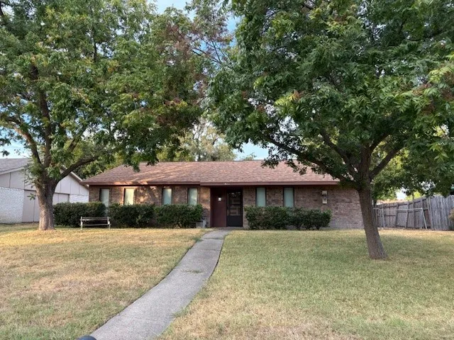 Single Family Residence For Sale in Dallas County , 1909 Bosque Drive, Garland, Texas 75040, 3 Bedroom, 2 Bathroom, 2 Garage spaces, 1,434 Sqft, built in 1971, mls#21396296, Real Estate Agent in Garland, Homes For Sale in Dallas county, Homes For Sale in Garland, Realtor in Garland Texas, Real Estate Brokerage Independent Realty Texas, Luminita Cordes Realtor