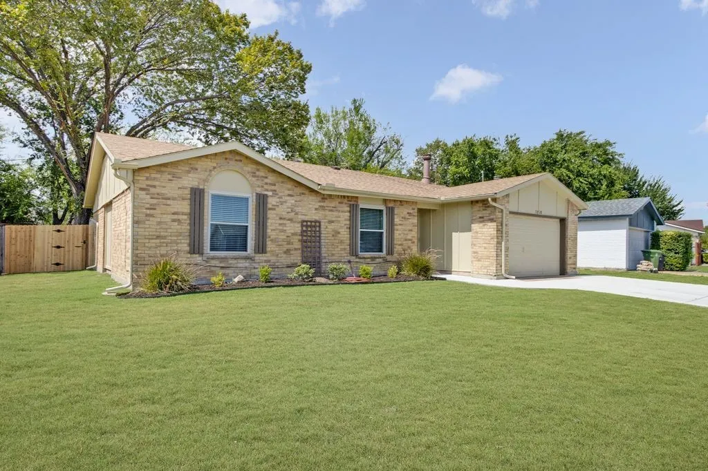 Single Family Residence For Sale in Tarrant County , 7208 Romford Way, North Richland Hills, Texas 76182, 3 Bedroom, 2 Bathroom, 1 Garage spaces, 1,361 Sqft, built in 1977, mls#21396263, Real Estate Agent in North Richland Hills, Homes For Sale in Tarrant county, Homes For Sale in North Richland Hills, Realtor in North Richland Hills Texas, Real Estate Brokerage Independent Realty Texas, Luminita Cordes Realtor