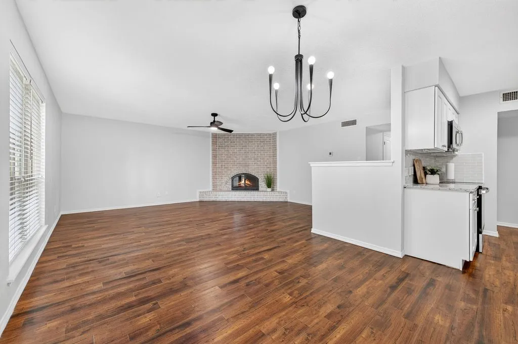 Single Family Residence For Sale in Tarrant County , 7208 Romford Way, North Richland Hills, Texas 76182, 3 Bedroom, 2 Bathroom, 1 Garage spaces, 1,361 Sqft, built in 1977, mls#21396263, Real Estate Agent in North Richland Hills, Homes For Sale in Tarrant county, Homes For Sale in North Richland Hills, Realtor in North Richland Hills Texas, Real Estate Brokerage Independent Realty Texas, Luminita Cordes Realtor