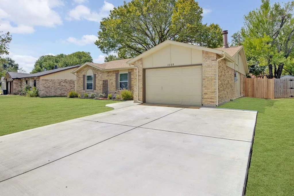 Single Family Residence For Sale in Tarrant County , 7208 Romford Way, North Richland Hills, Texas 76182, 3 Bedroom, 2 Bathroom, 1 Garage spaces, 1,361 Sqft, built in 1977, mls#21396263, Real Estate Agent in North Richland Hills, Homes For Sale in Tarrant county, Homes For Sale in North Richland Hills, Realtor in North Richland Hills Texas, Real Estate Brokerage Independent Realty Texas, Luminita Cordes Realtor