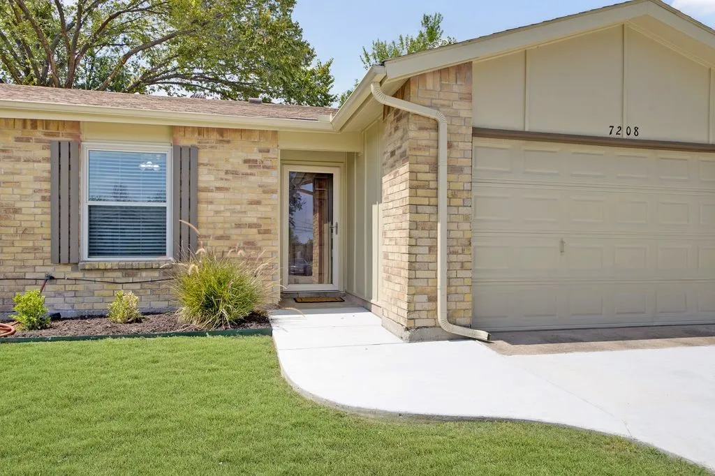 Single Family Residence For Sale in Tarrant County , 7208 Romford Way, North Richland Hills, Texas 76182, 3 Bedroom, 2 Bathroom, 1 Garage spaces, 1,361 Sqft, built in 1977, mls#21396263, Real Estate Agent in North Richland Hills, Homes For Sale in Tarrant county, Homes For Sale in North Richland Hills, Realtor in North Richland Hills Texas, Real Estate Brokerage Independent Realty Texas, Luminita Cordes Realtor