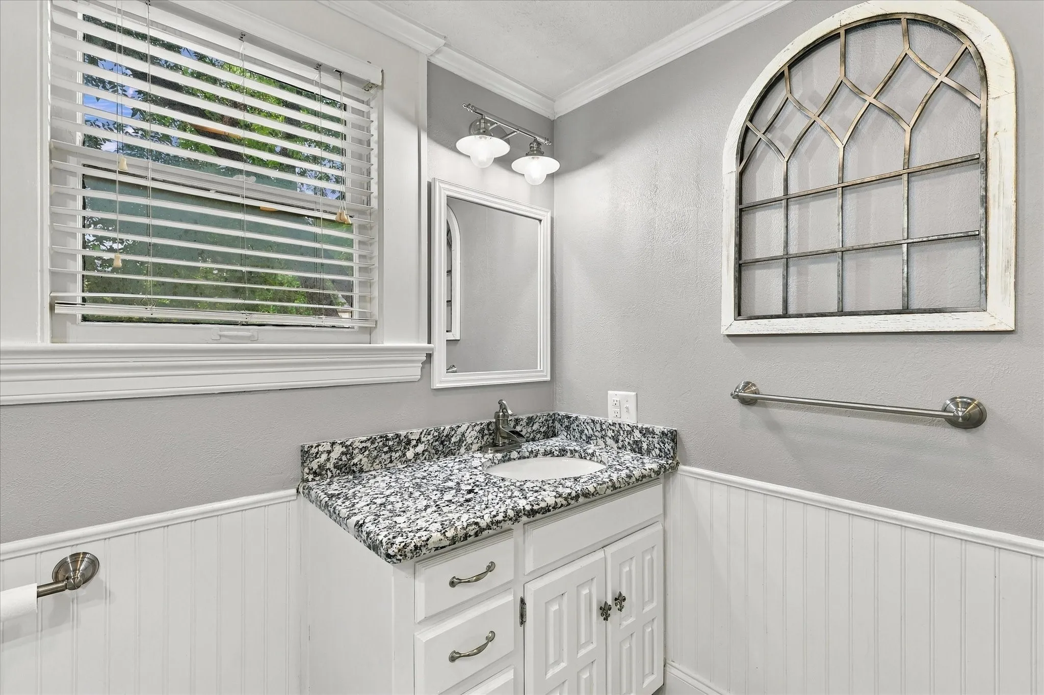 Single Family Residence For Sale in Tarrant County , 1500 Clover Lane, Fort Worth, Texas 76107, 4 Bedroom, 3 Bathroom, Garage spaces, 2,376 Sqft, built in 1924, mls#21395932, Real Estate Agent in Fort Worth, Homes For Sale in Tarrant county, Homes For Sale in Fort Worth, Realtor in Fort Worth Texas, Real Estate Brokerage Independent Realty Texas, Luminita Cordes Realtor