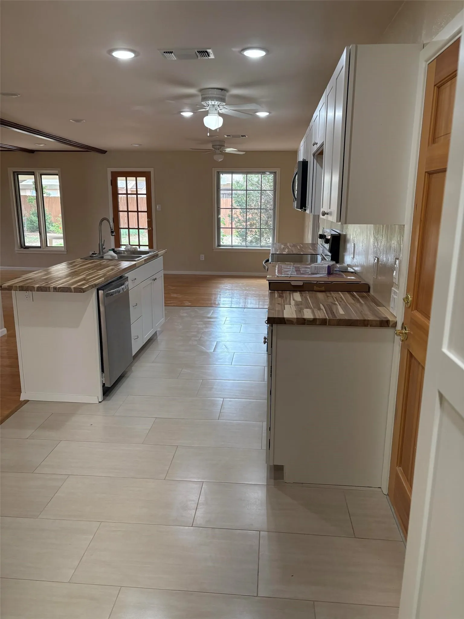 Single Family Residence For Sale in Lubbock County , 5731 37th Street, Lubbock, Texas 79407, 3 Bedroom, 2 Bathroom, 2 Garage spaces, 1,463 Sqft, built in 1970, mls#21396288, Real Estate Agent in Lubbock, Homes For Sale in Lubbock county, Homes For Sale in Lubbock, Realtor in Lubbock Texas, Real Estate Brokerage Independent Realty Texas, Luminita Cordes Realtor