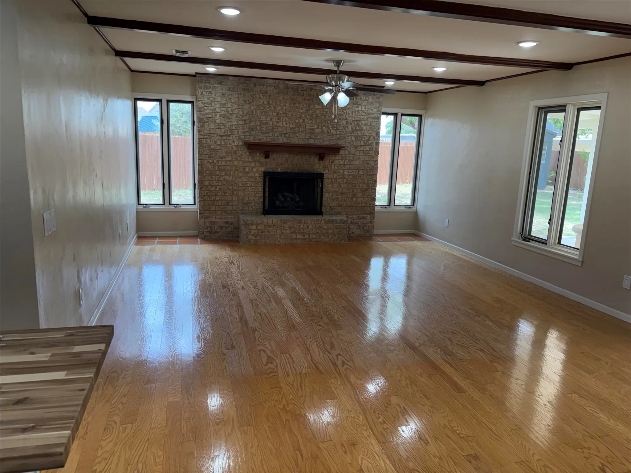 Single Family Residence For Sale in Lubbock County , 5731 37th Street, Lubbock, Texas 79407, 3 Bedroom, 2 Bathroom, 2 Garage spaces, 1,463 Sqft, built in 1970, mls#21396288, Real Estate Agent in Lubbock, Homes For Sale in Lubbock county, Homes For Sale in Lubbock, Realtor in Lubbock Texas, Real Estate Brokerage Independent Realty Texas, Luminita Cordes Realtor