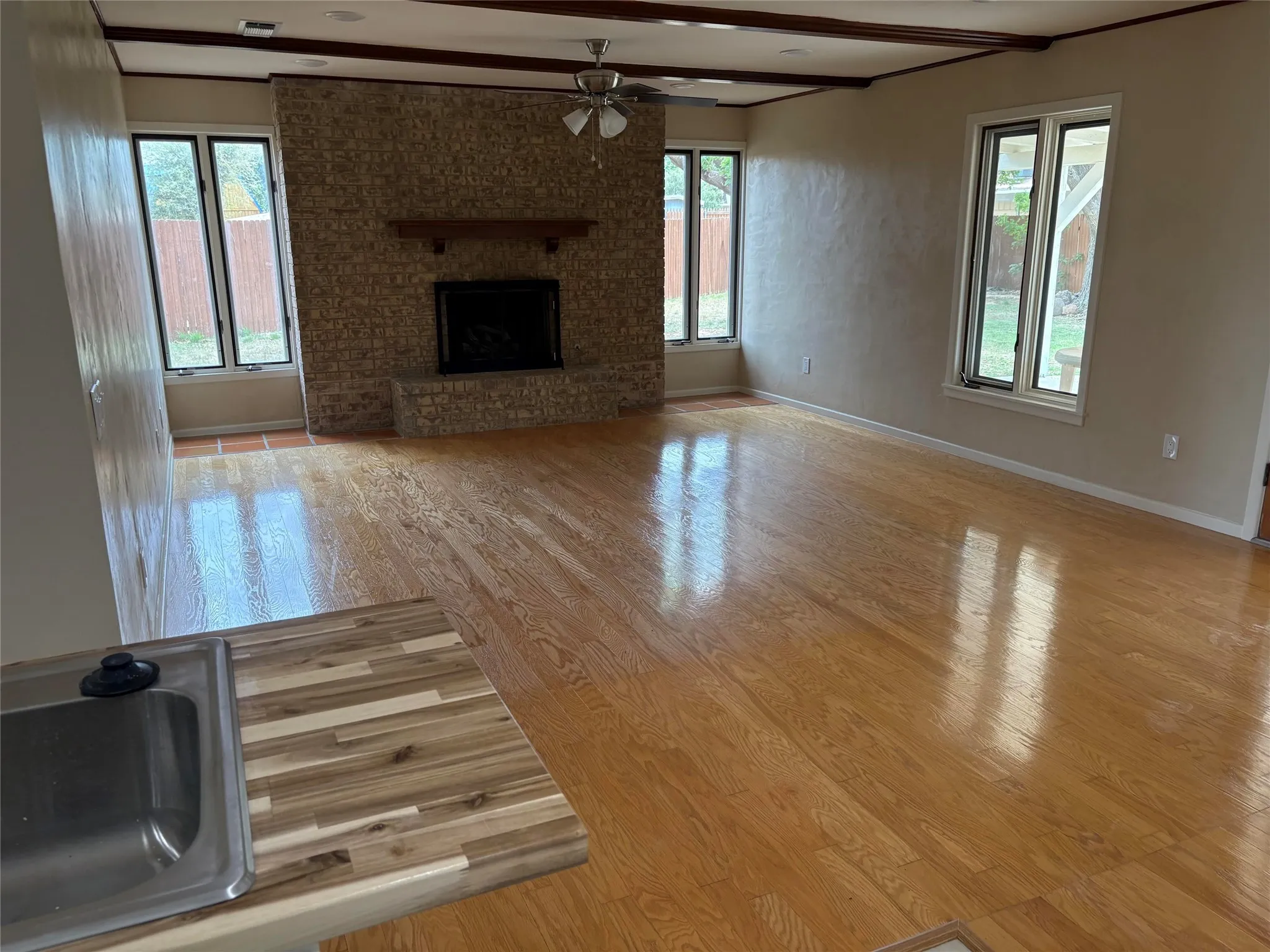 Single Family Residence For Sale in Lubbock County , 5731 37th Street, Lubbock, Texas 79407, 3 Bedroom, 2 Bathroom, 2 Garage spaces, 1,463 Sqft, built in 1970, mls#21396288, Real Estate Agent in Lubbock, Homes For Sale in Lubbock county, Homes For Sale in Lubbock, Realtor in Lubbock Texas, Real Estate Brokerage Independent Realty Texas, Luminita Cordes Realtor