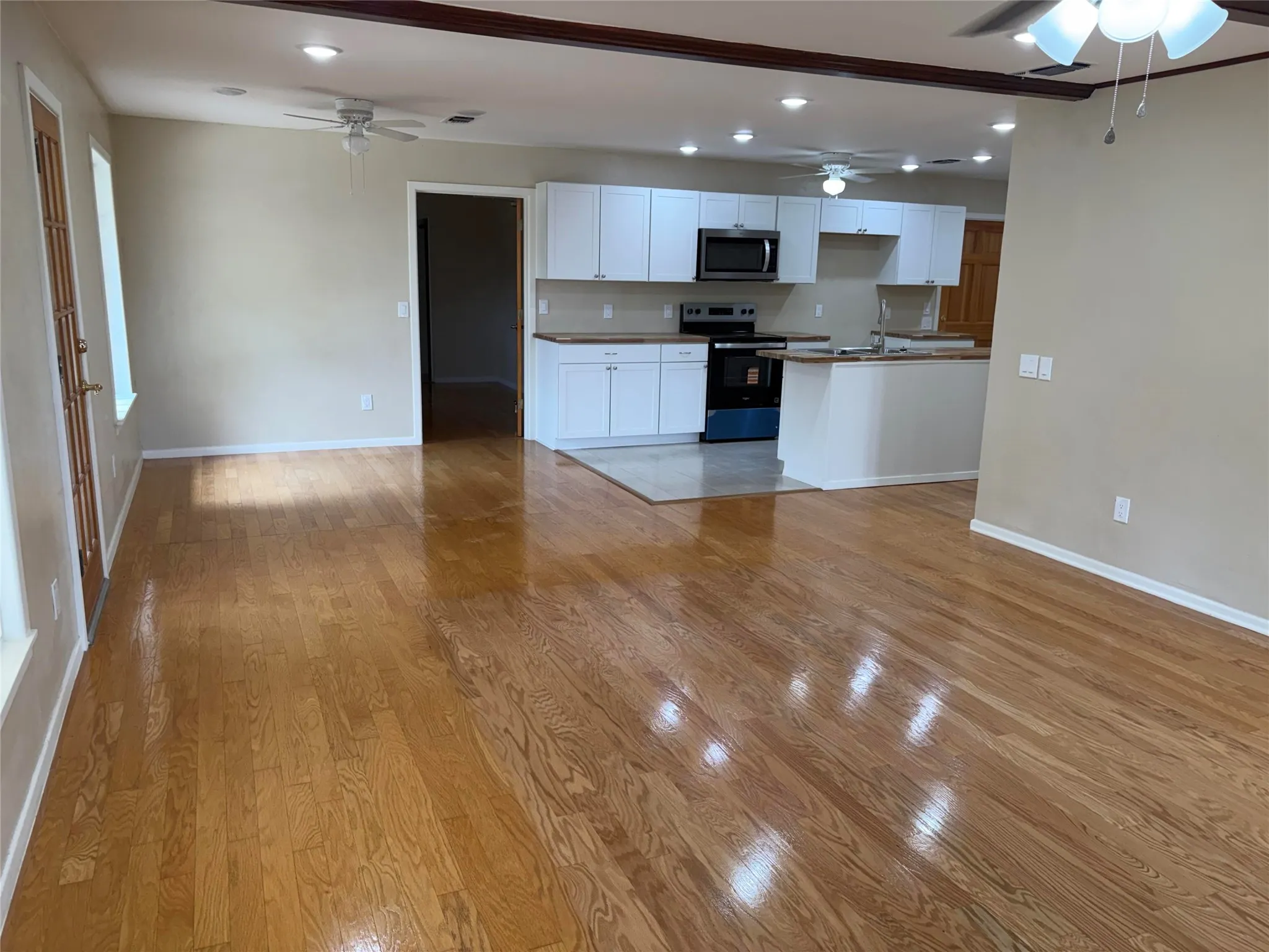 Single Family Residence For Sale in Lubbock County , 5731 37th Street, Lubbock, Texas 79407, 3 Bedroom, 2 Bathroom, 2 Garage spaces, 1,463 Sqft, built in 1970, mls#21396288, Real Estate Agent in Lubbock, Homes For Sale in Lubbock county, Homes For Sale in Lubbock, Realtor in Lubbock Texas, Real Estate Brokerage Independent Realty Texas, Luminita Cordes Realtor