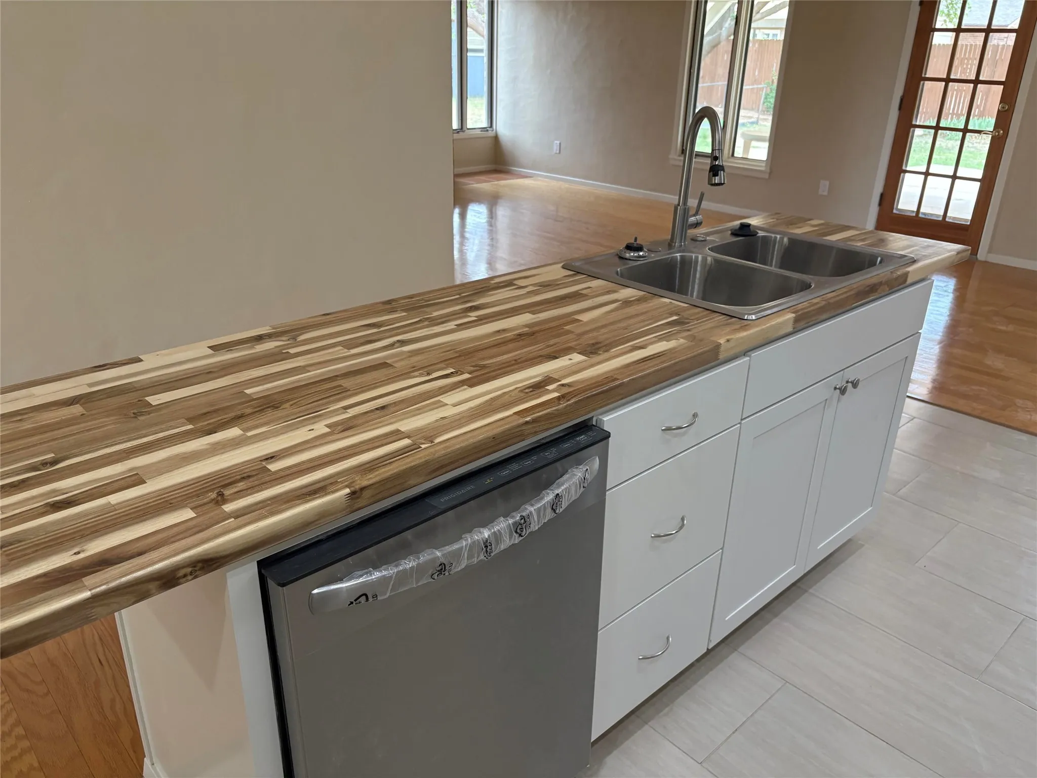 Single Family Residence For Sale in Lubbock County , 5731 37th Street, Lubbock, Texas 79407, 3 Bedroom, 2 Bathroom, 2 Garage spaces, 1,463 Sqft, built in 1970, mls#21396288, Real Estate Agent in Lubbock, Homes For Sale in Lubbock county, Homes For Sale in Lubbock, Realtor in Lubbock Texas, Real Estate Brokerage Independent Realty Texas, Luminita Cordes Realtor