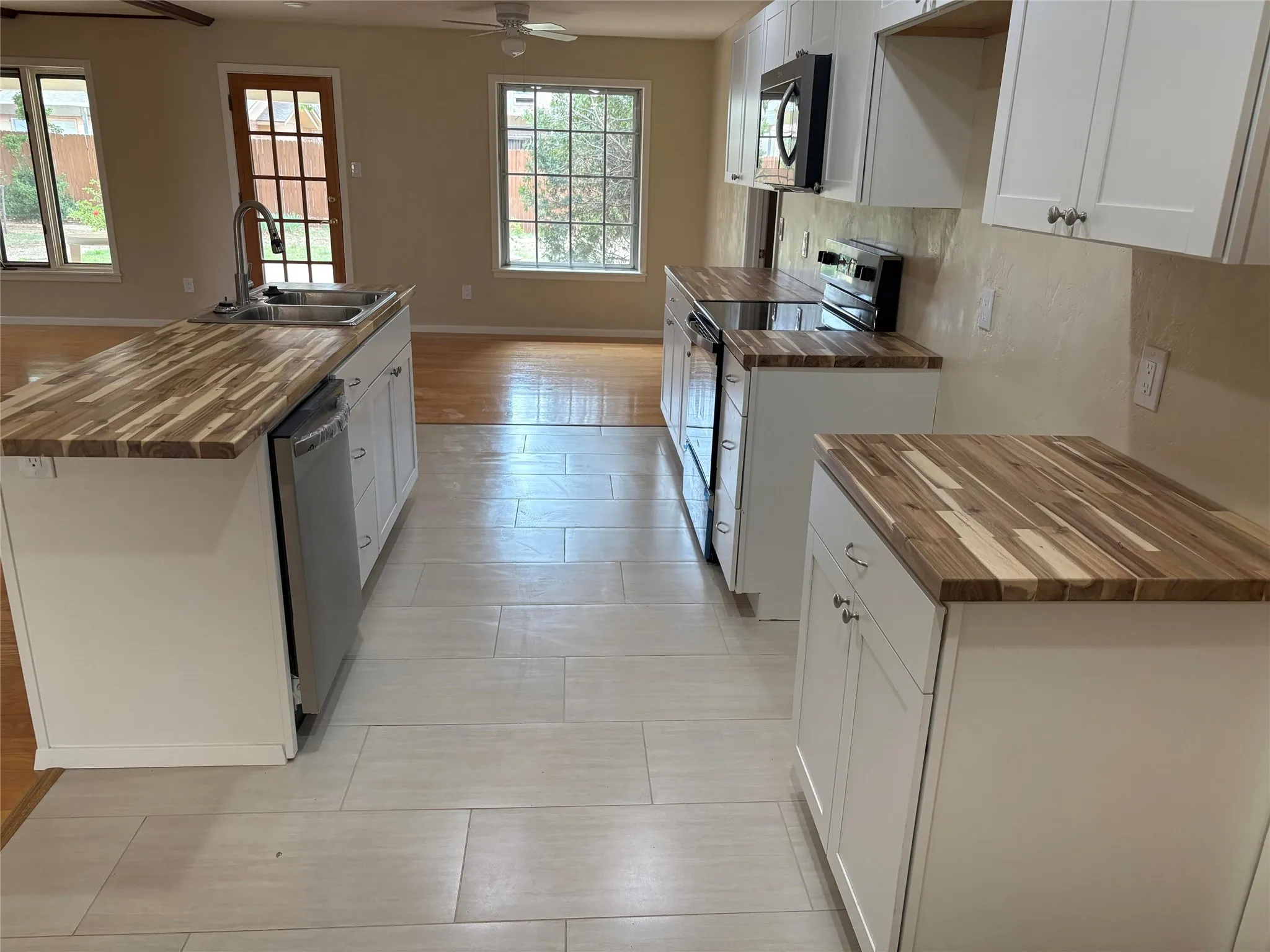 Single Family Residence For Sale in Lubbock County , 5731 37th Street, Lubbock, Texas 79407, 3 Bedroom, 2 Bathroom, 2 Garage spaces, 1,463 Sqft, built in 1970, mls#21396288, Real Estate Agent in Lubbock, Homes For Sale in Lubbock county, Homes For Sale in Lubbock, Realtor in Lubbock Texas, Real Estate Brokerage Independent Realty Texas, Luminita Cordes Realtor