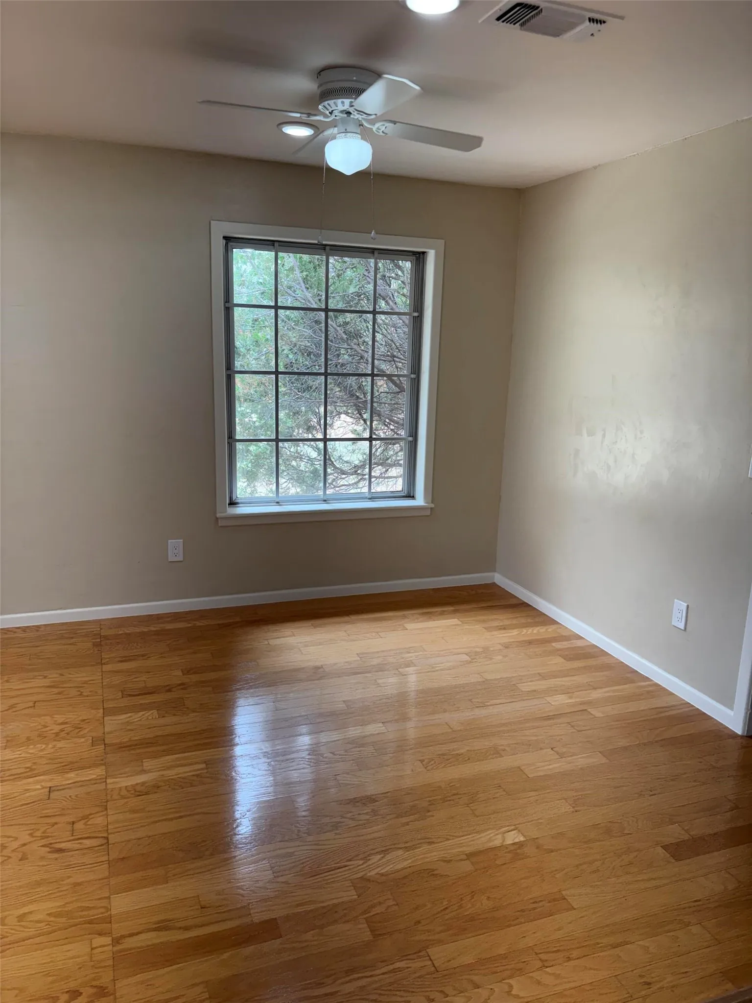 Single Family Residence For Sale in Lubbock County , 5731 37th Street, Lubbock, Texas 79407, 3 Bedroom, 2 Bathroom, 2 Garage spaces, 1,463 Sqft, built in 1970, mls#21396288, Real Estate Agent in Lubbock, Homes For Sale in Lubbock county, Homes For Sale in Lubbock, Realtor in Lubbock Texas, Real Estate Brokerage Independent Realty Texas, Luminita Cordes Realtor