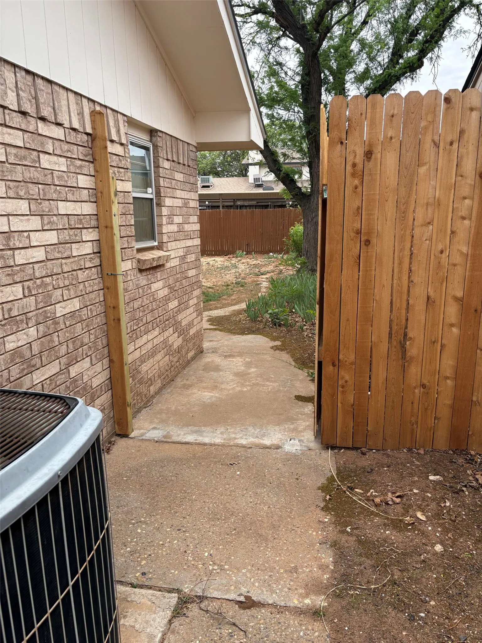 Single Family Residence For Sale in Lubbock County , 5731 37th Street, Lubbock, Texas 79407, 3 Bedroom, 2 Bathroom, 2 Garage spaces, 1,463 Sqft, built in 1970, mls#21396288, Real Estate Agent in Lubbock, Homes For Sale in Lubbock county, Homes For Sale in Lubbock, Realtor in Lubbock Texas, Real Estate Brokerage Independent Realty Texas, Luminita Cordes Realtor