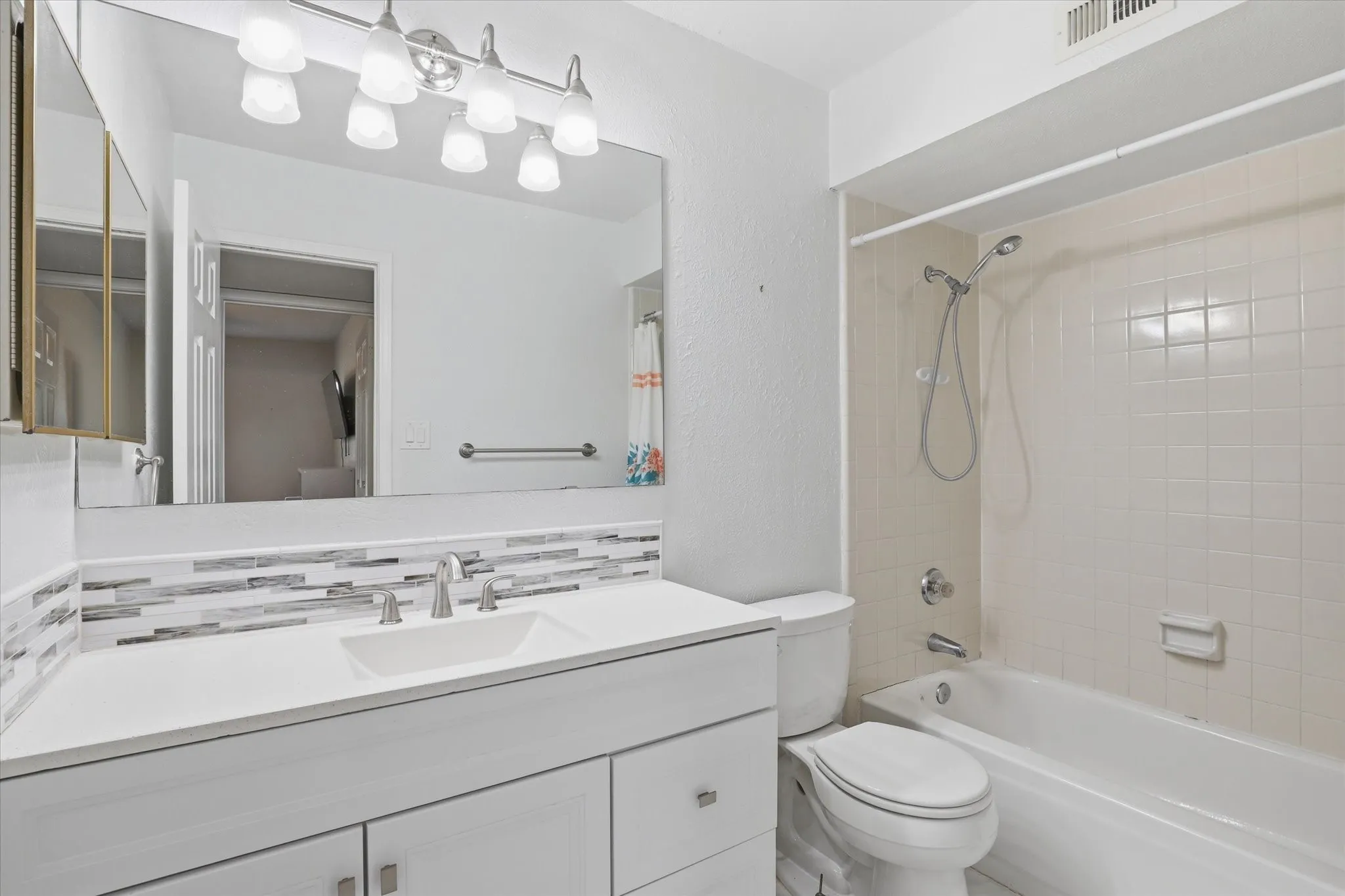 Single Family Residence For Sale in Denton County , 6857 Younger Drive, The Colony, Texas 75056, 3 Bedroom, 2 Bathroom, 2 Garage spaces, 1,810 Sqft, built in 1985, mls#21396285, Real Estate Agent in The Colony, Homes For Sale in Denton county, Homes For Sale in The Colony, Realtor in The Colony Texas, Real Estate Brokerage Independent Realty Texas, Luminita Cordes Realtor