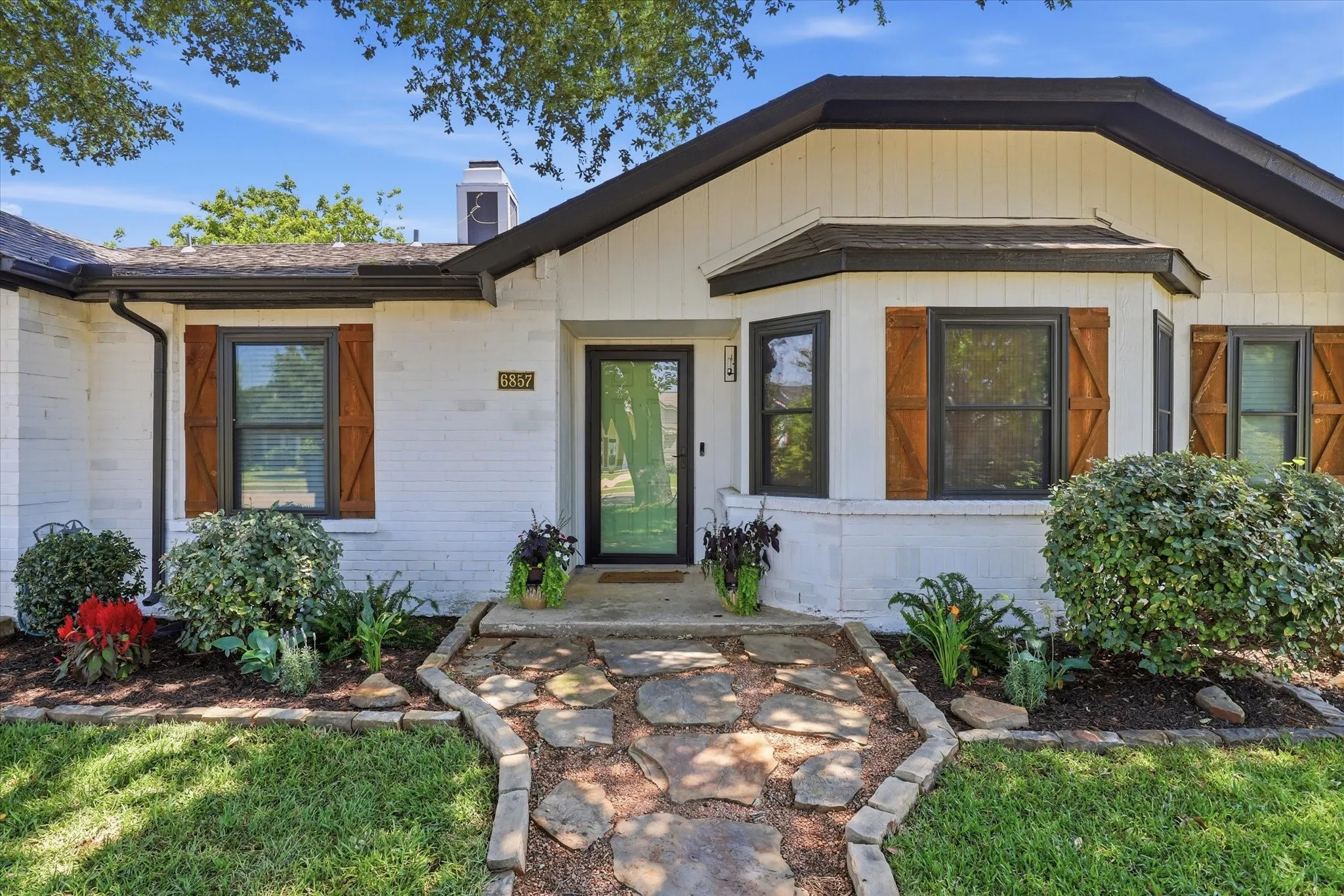 Single Family Residence For Sale in Denton County , 6857 Younger Drive, The Colony, Texas 75056, 3 Bedroom, 2 Bathroom, 2 Garage spaces, 1,810 Sqft, built in 1985, mls#21396285, Real Estate Agent in The Colony, Homes For Sale in Denton county, Homes For Sale in The Colony, Realtor in The Colony Texas, Real Estate Brokerage Independent Realty Texas, Luminita Cordes Realtor