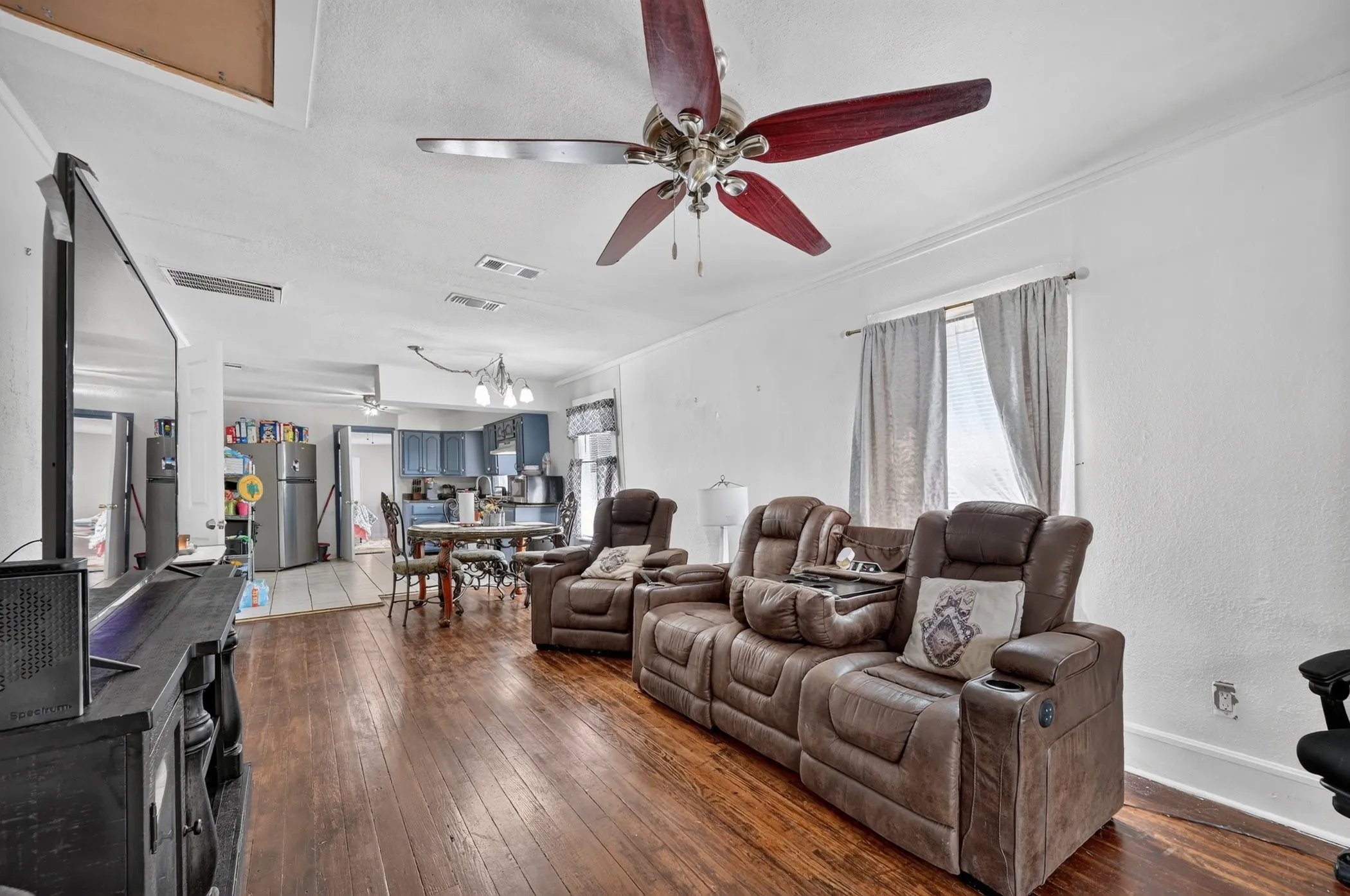 Single Family Residence For Sale in Dallas County , 2216 Suewood Lane, Dallas, Texas 75217, 4 Bedroom, 1 Bathroom, 1 Garage spaces, 1,200 Sqft, built in 1938, mls#21395732, Real Estate Agent in Dallas, Homes For Sale in Dallas county, Homes For Sale in Dallas, Realtor in Dallas Texas, Real Estate Brokerage Independent Realty Texas, Luminita Cordes Realtor